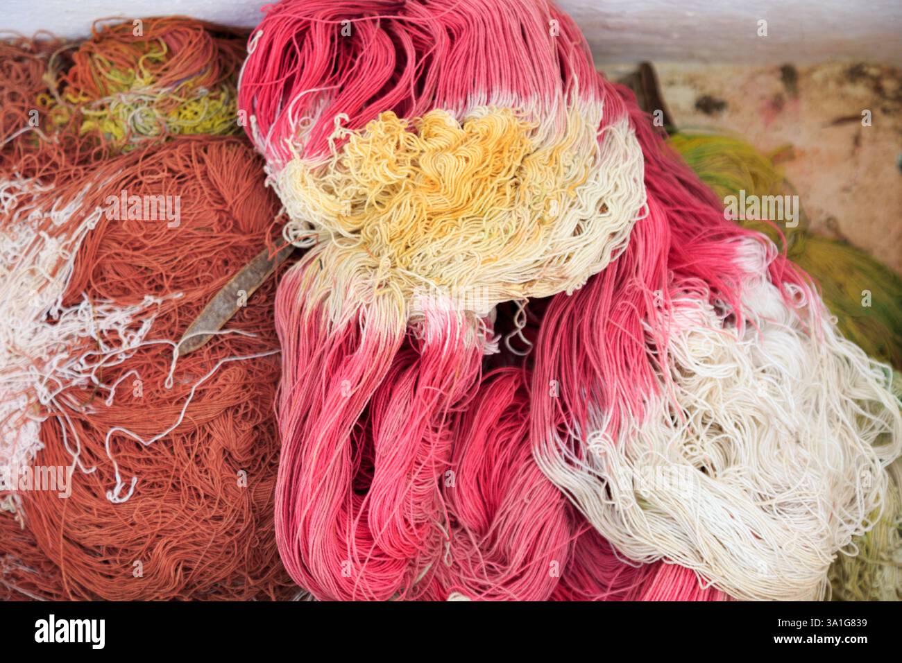 Europa, Spanien, Balearen, Mallorca. Esporles. La Granja. Museum. Färberaum für Wolle, Garn und andere Fäden. Stockfoto