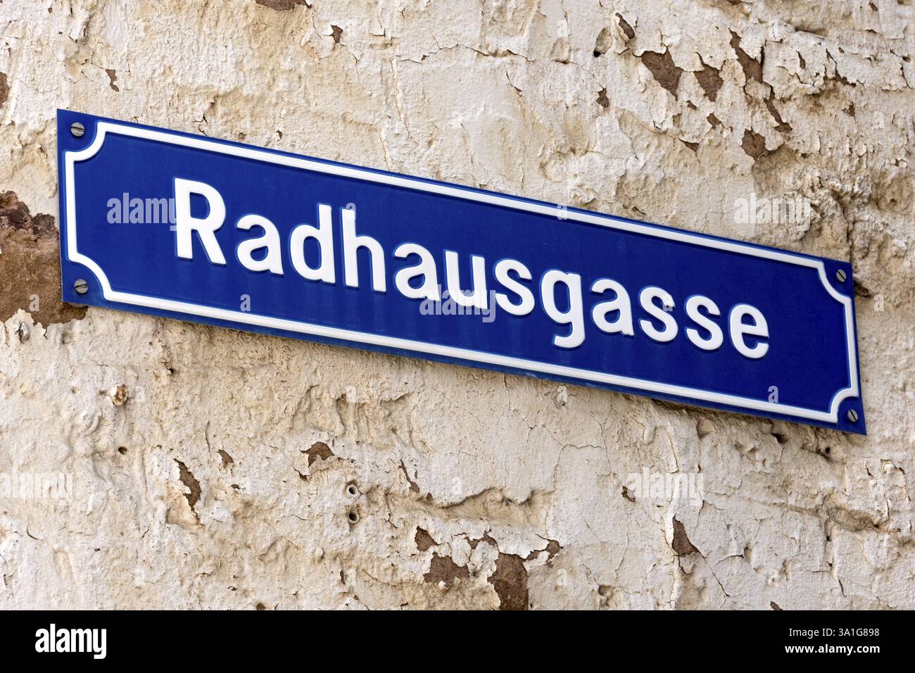 Straßenschild an einer alten Hauswand, Radhausgasse, Werbeschild für einen Fahrradladen, Allee in der Altstadt, Michelstadt, Odenwald, Hessen, Germa Stockfoto