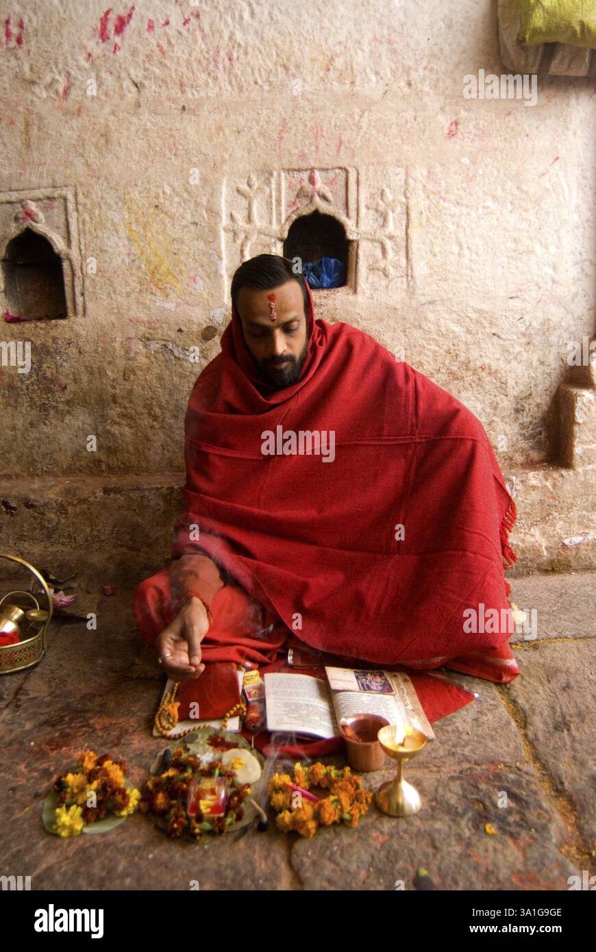 Priester liest die Schrift im Tempel von Baba Baidyanath sehr berühmt einer der zwölf Jyotirlingas, Deoghar, Jharkhand, Indien, Asien Stockfoto Priester liest die Schrift im Tempel von Baba Baidyanath sehr berühmt einer der zwölf Jyotirlingas, Deoghar, Jharkhand, Indien, Asien Stockfoto