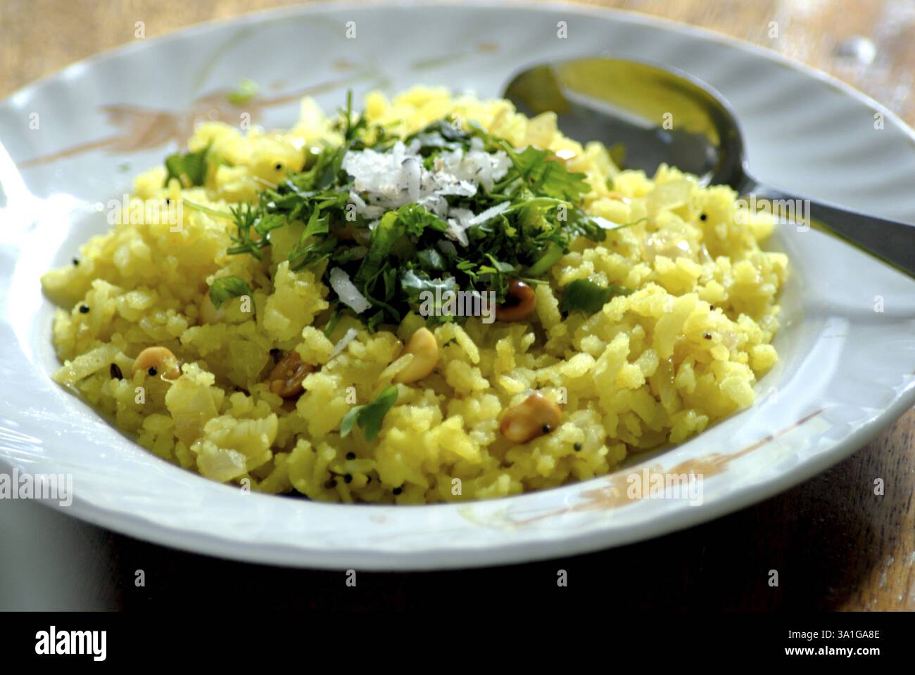 Vegetarisch, Pohay auf Teller serviert Stockfoto