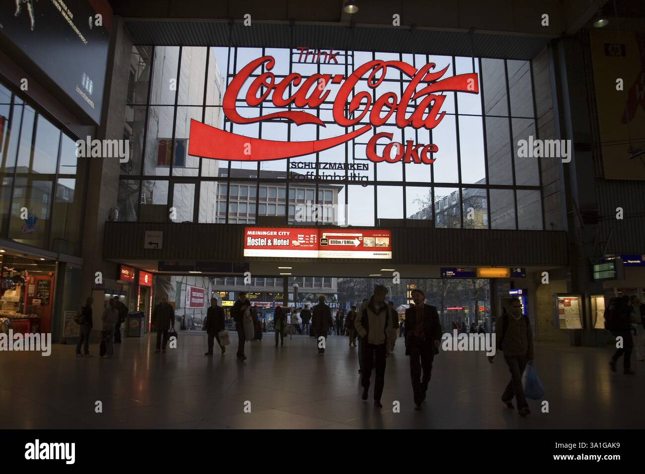 Coca-Cola-Koks-Horten im Bahnhof, München, Deutschland, Europa Stockfoto