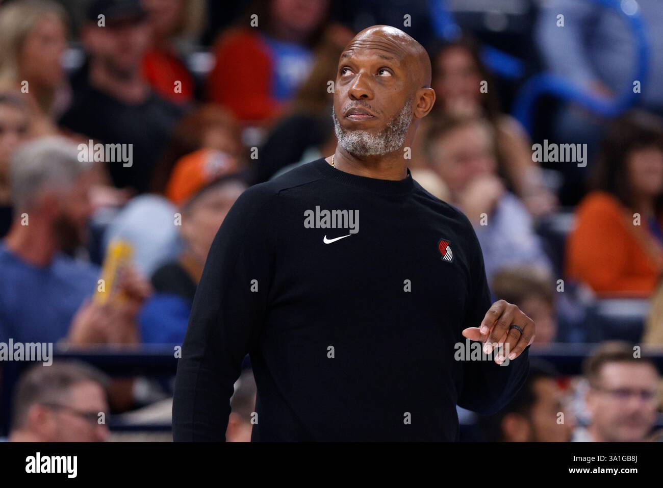Portland Trail Blazers coach Chauncey Billups looks up during the second half of an NBA basketball game against the Oklahoma City Thunder, Friday, March 7, 2025, in Oklahoma City. (AP Photo/Nate Billings) Stockfoto