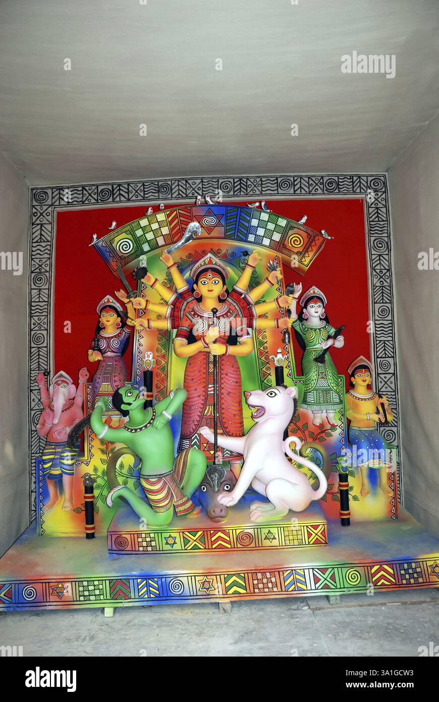 Durga Tonmodell töten Dämon Mahishasura mit Statuen von Ganesha und Lakshmi Saraswati Kartikeya auf Durga puja Stockfoto