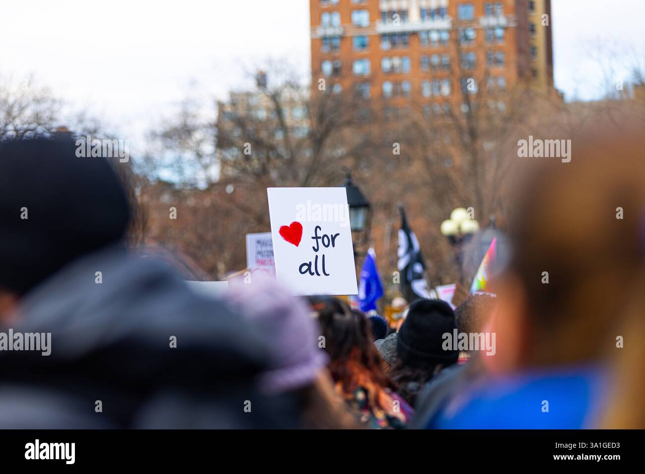 New York, USA. März 2025. Ein Demonstrant hält während der Rallye zum Internationalen Frauentag und märz am 8. März 2025 in New York ein Schild im Washington Square Park hoch (Foto: Hailstorm Visuals/SIPA USA) Credit: SIPA USA/Alamy Live News Stockfoto