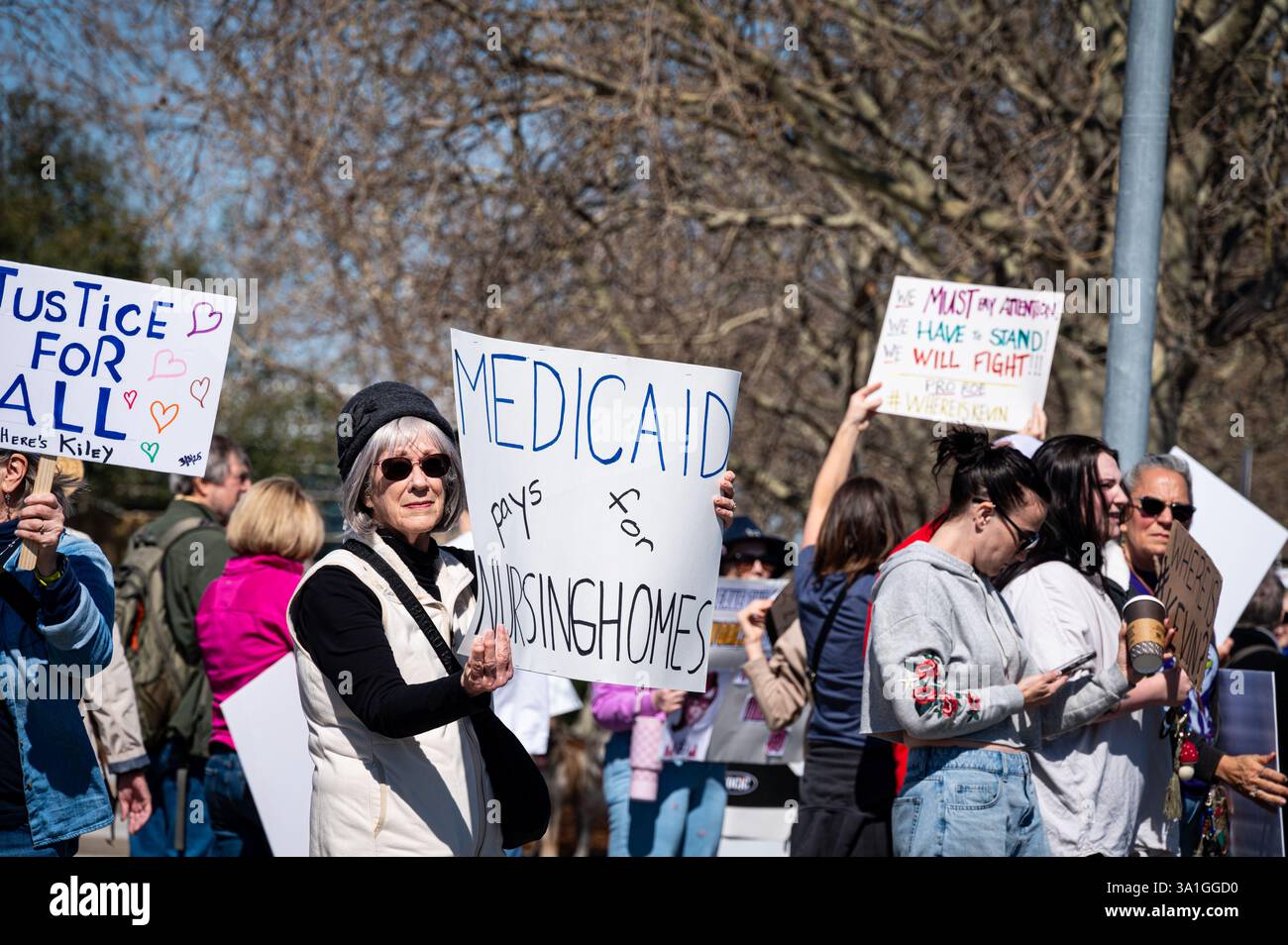 Roseville, CA USA - 8. März 2025: Eine Frau schwingt ein Zeichen, dass Medicaid bei einer Kundgebung am Intl Women's Day für Pflegeheime bezahlt Stockfoto