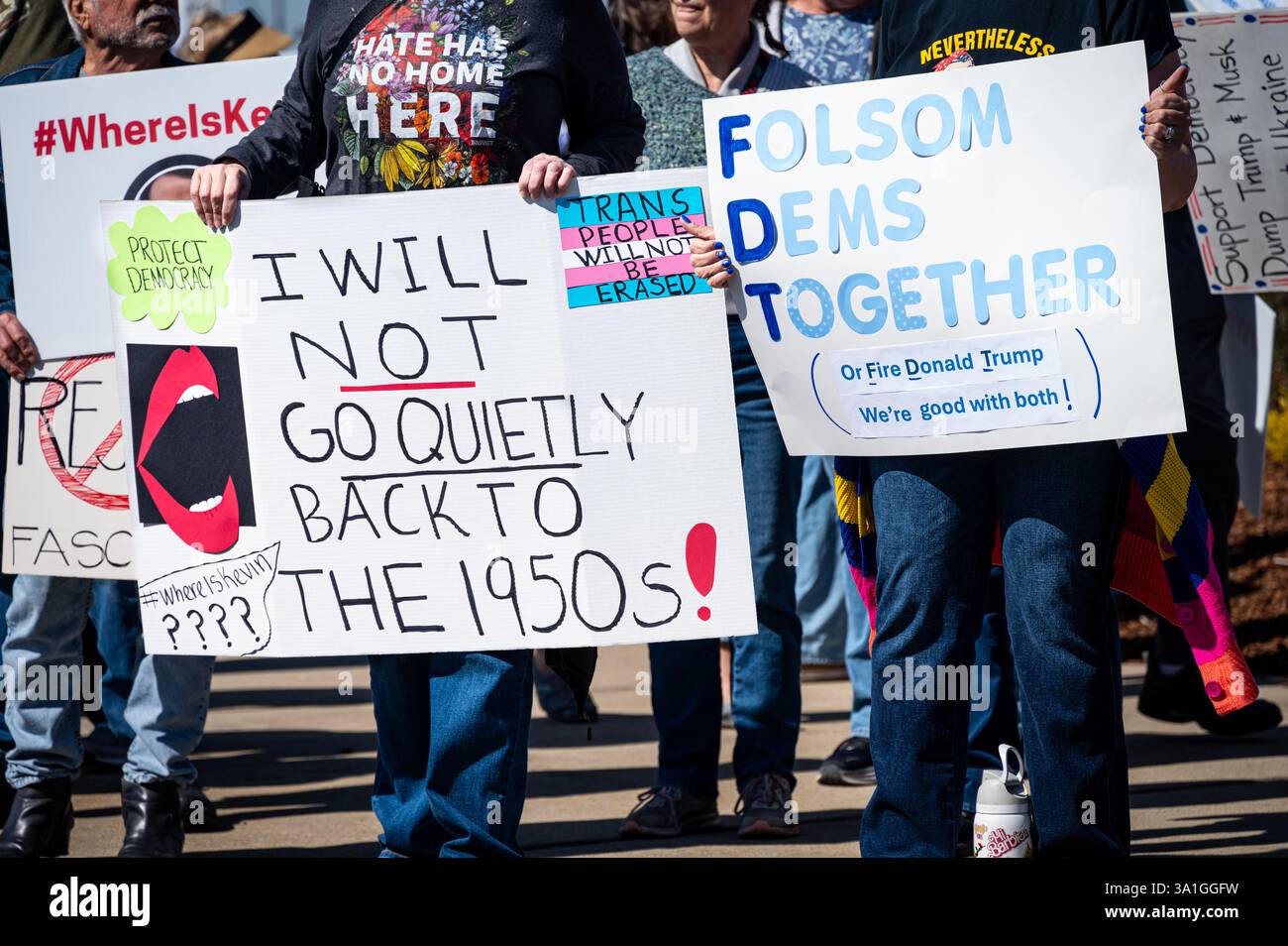 Ein Demonstrant hält ein Zeichen, dass er nicht in die 1950er Jahre zurückgeht und Transmenschen an einem Internationalen Frauentag auslöscht. Stockfoto