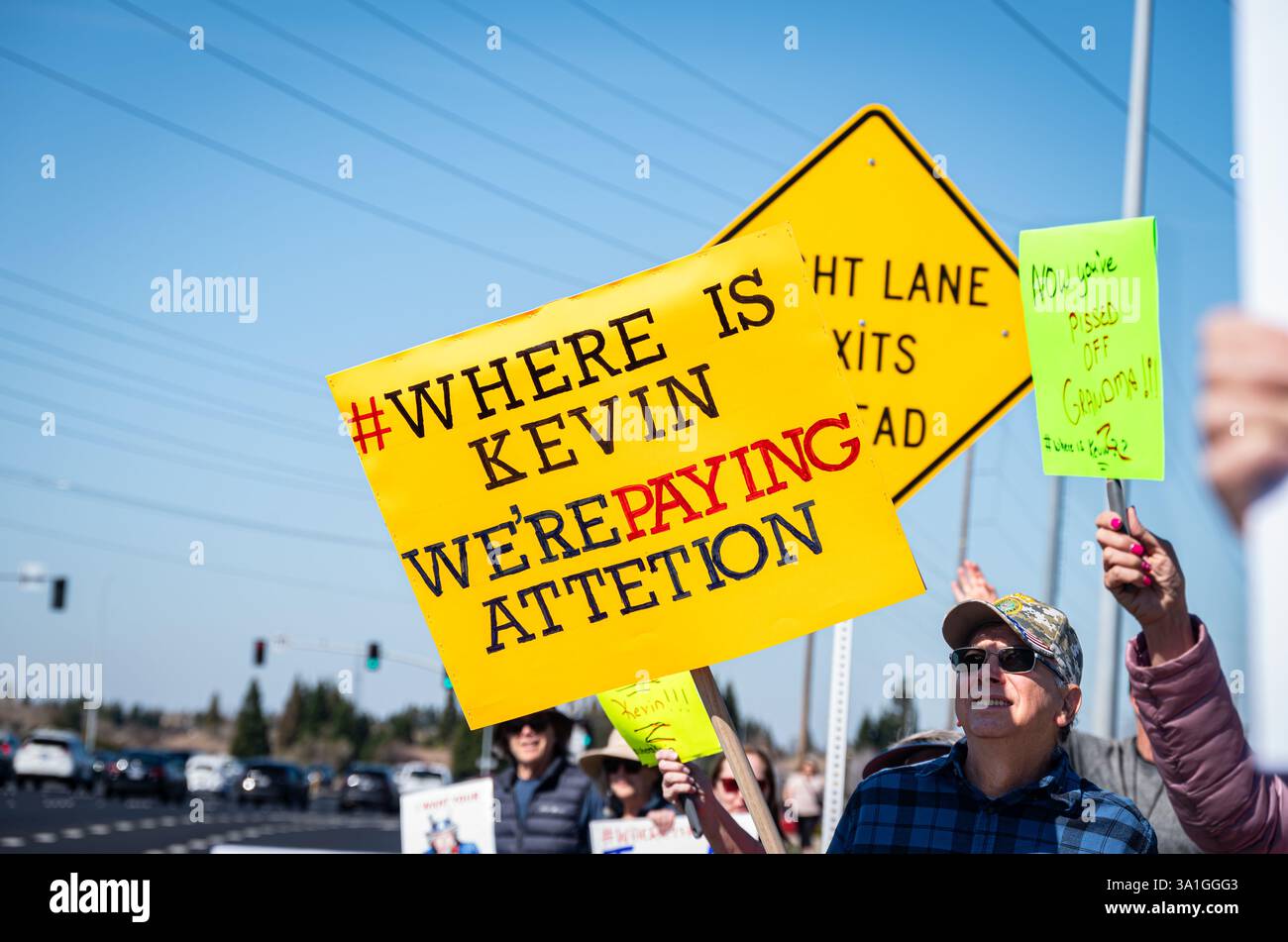 Ein Demonstrant hält ein Wo ist Kevin Wir geben Aufmerksamkeit in der Galleria und fordert, dass der Kongressabgeordnete Kevin Riley sich mit seinen Wählern trifft. Stockfoto