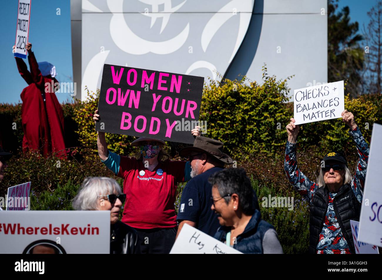 Roseville, CA USA - 8. März 2025: Ein Demonstrant hält ein eigenes „Your Body“-Schild auf einem Intl Women's Day-Protest in der Galleria. Stockfoto
