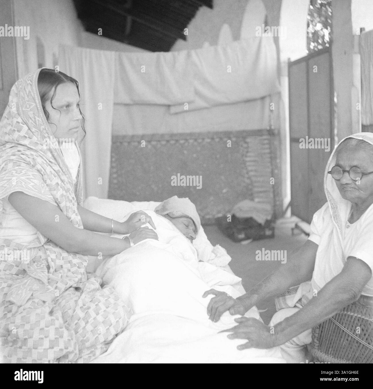 Mahatma Gandhi wird von Vijyalaxmi Gandhi, der Frau von Purushottam Gandhi, während seines Fastens in Rashtriyashala Ashram, Rajkot, 1939, Mahatma Gandhi massiert Stockfoto
