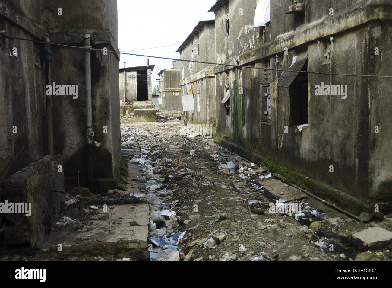 Verfallene Struktur des Durchgangslagers in der Ramabai Colony in Ghatkopar East, Bombay Mumbai, Maharashtra, Indien, Asien Stockfoto