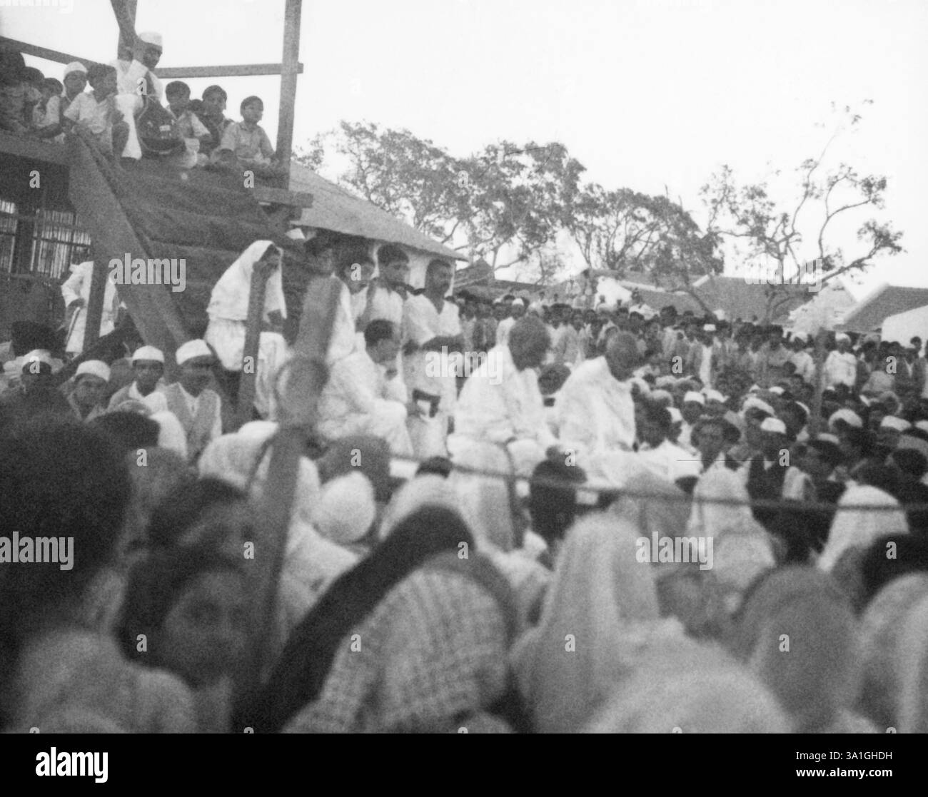 Mahatma Gandhi und Sardar Vallabhbhai Patel bei einem Gebetstreffen während Mahatma Gandhis Fastens in Rashtriyashala Ashram, Rajkot, März 1939, Indien KEIN MR Stockfoto