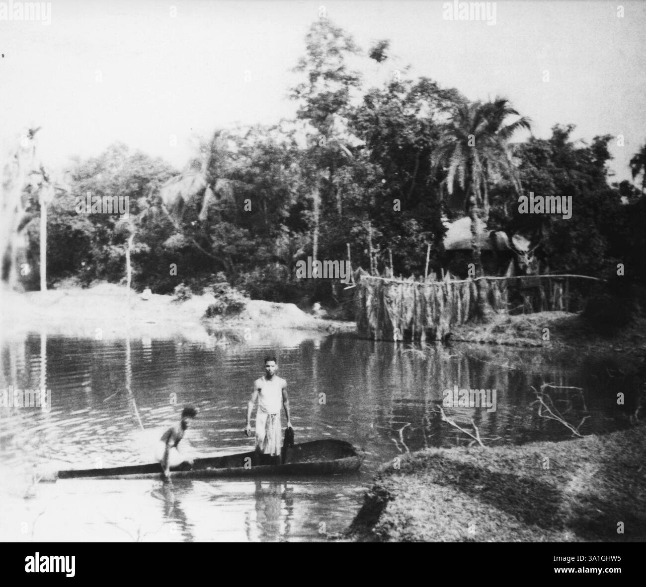 Zwei Menschen in einem Boot in Noakhali Ostbengalen nach den Unruhen zwischen Hindus und Muslimen, November 1946, Indien KEIN MR Stockfoto