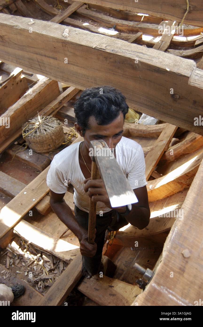 Die Fischergemeinde baut Boote zum Angeln in der Colaba Fisherman's Colony in Bombay, heute Mumbai, Maharashtra, Indien, Asien Stockfoto