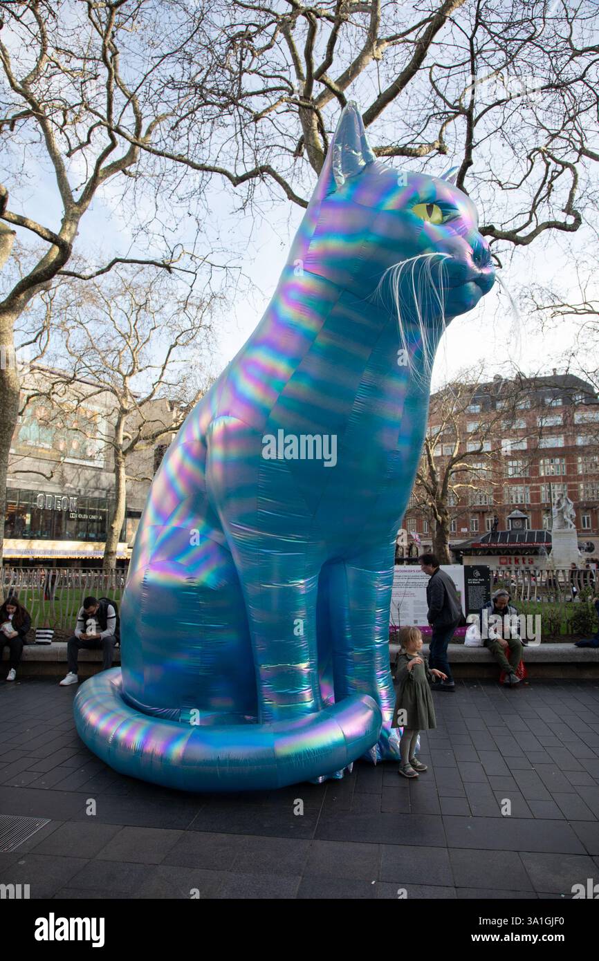 London, England, Großbritannien. März 2025. Aufblasbare Katzen am Leicester Square von Nelly Ben Hayoun-Stéphanian anlässlich des Internationalen Frauentags. Kredit: Kiki Streitberger/Alamy Live News Stockfoto