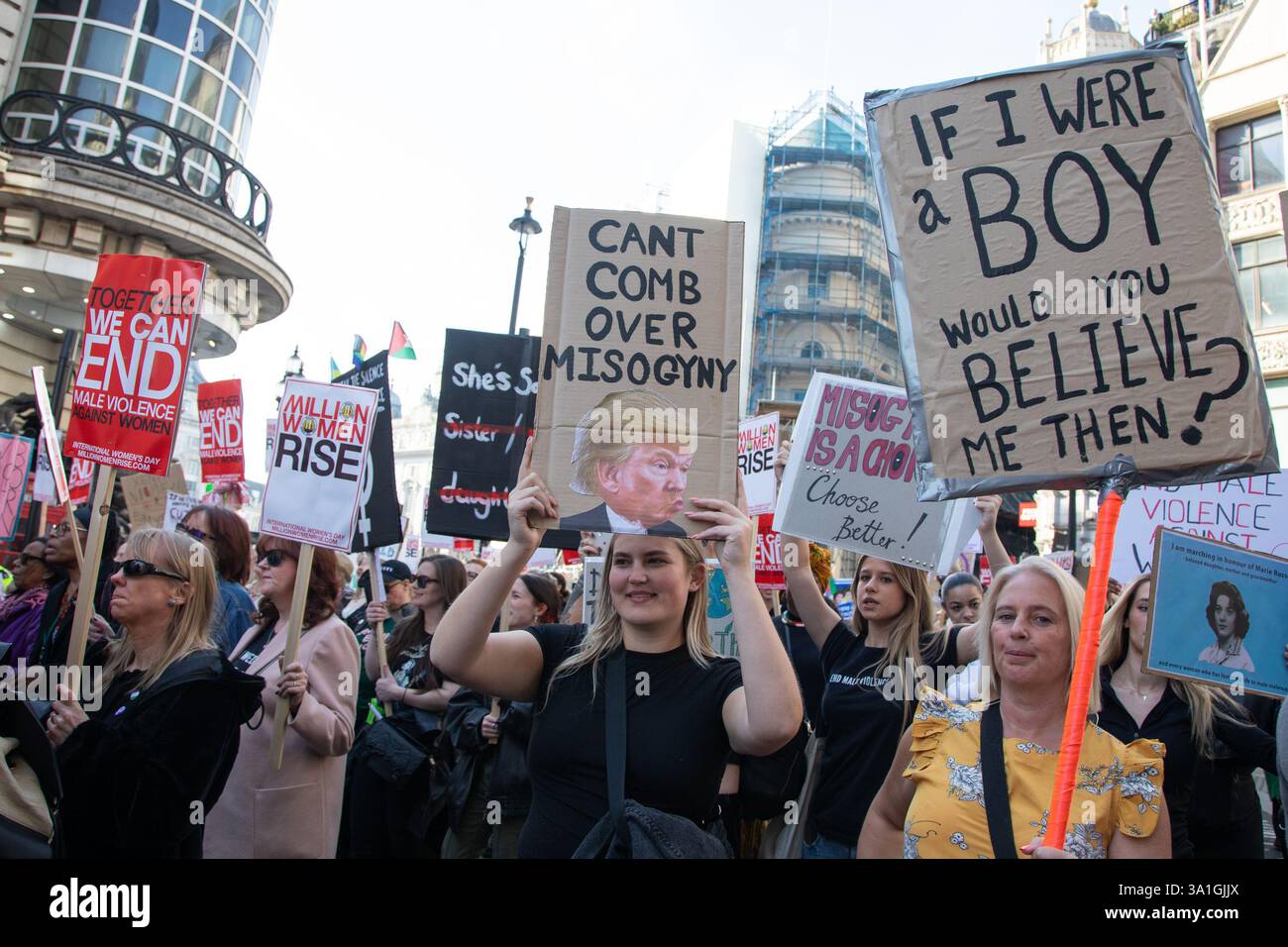 London, England, Großbritannien. März 2025. Frauen halten während des jährlich stattfindenden Million Women Rise march Schilder hoch. Million Women Rise (MWR) ist eine alljährlich in London stattfindende demonstration gegen Gewalt gegen Frauen. Kredit: Kiki Streitberger/Alamy Live News Stockfoto