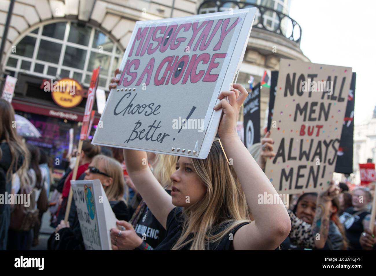 London, England, Großbritannien. März 2025. Frauen halten während des jährlich stattfindenden Million Women Rise march Schilder hoch. Million Women Rise (MWR) ist eine alljährlich in London stattfindende demonstration gegen Gewalt gegen Frauen. Kredit: Kiki Streitberger/Alamy Live News Stockfoto