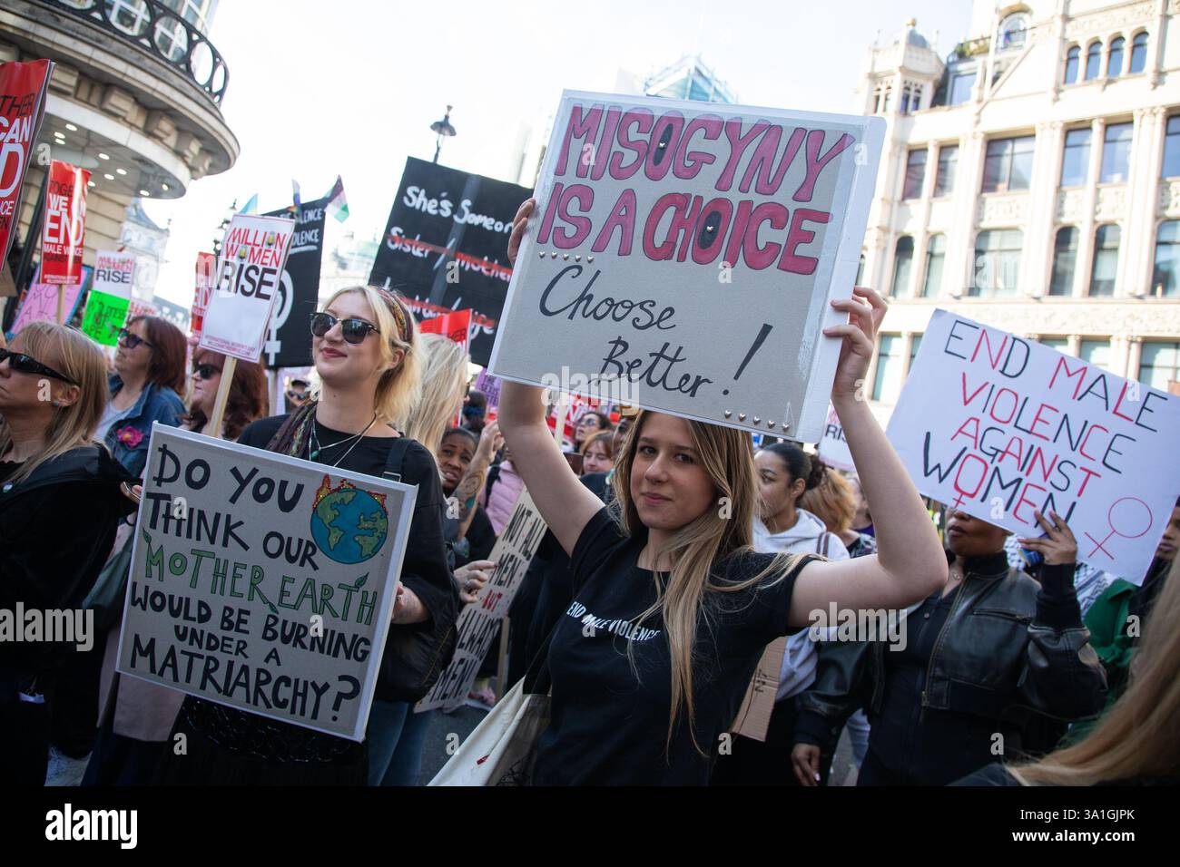 London, England, Großbritannien. März 2025. Frauen halten während des jährlich stattfindenden Million Women Rise march Schilder hoch. Million Women Rise (MWR) ist eine alljährlich in London stattfindende demonstration gegen Gewalt gegen Frauen. Kredit: Kiki Streitberger/Alamy Live News Stockfoto