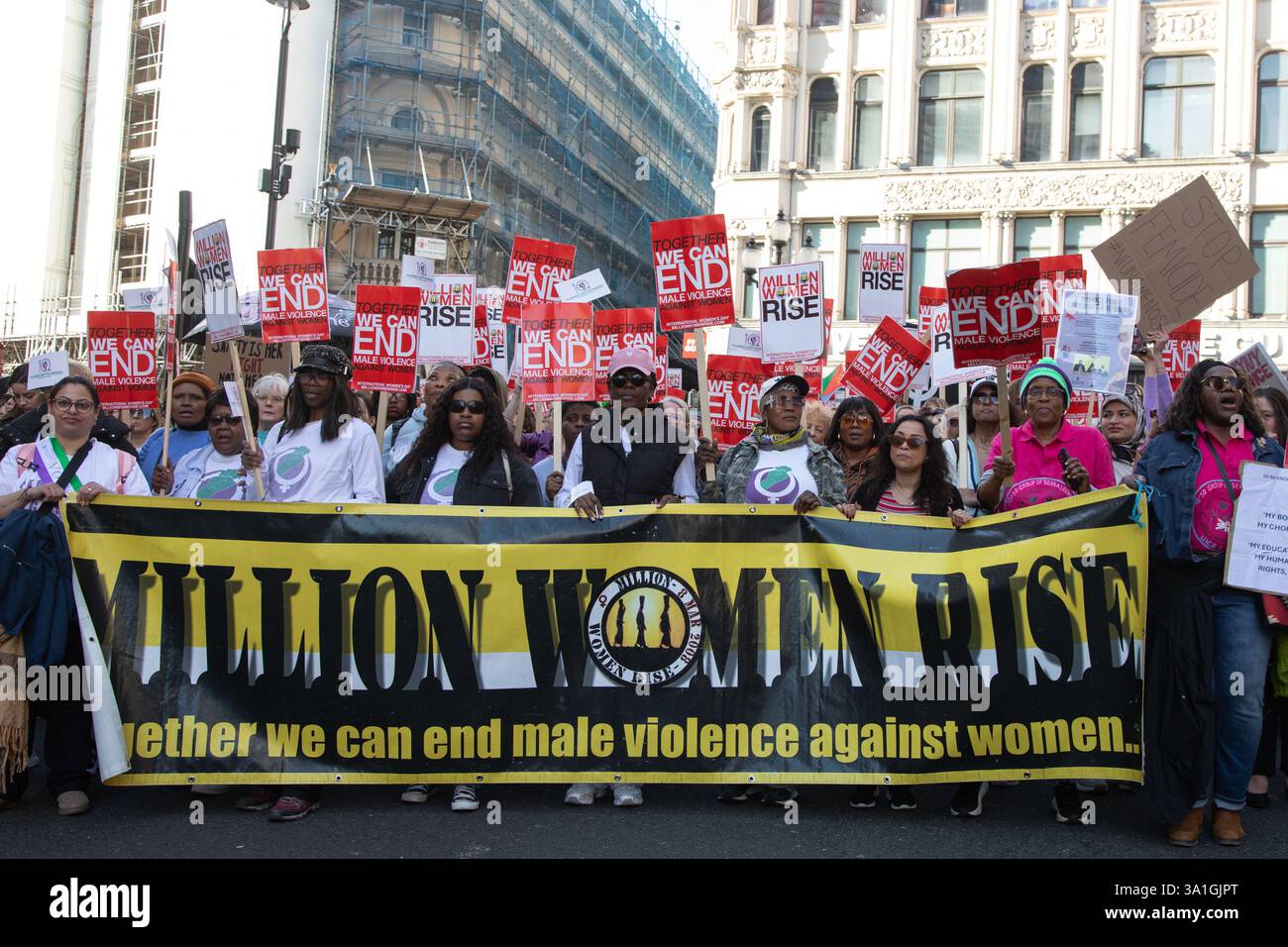 London, England, Großbritannien. März 2025. Frauen halten während des jährlich stattfindenden Million Women Rise march Schilder hoch. Million Women Rise (MWR) ist eine alljährlich in London stattfindende demonstration gegen Gewalt gegen Frauen. Kredit: Kiki Streitberger/Alamy Live News Stockfoto