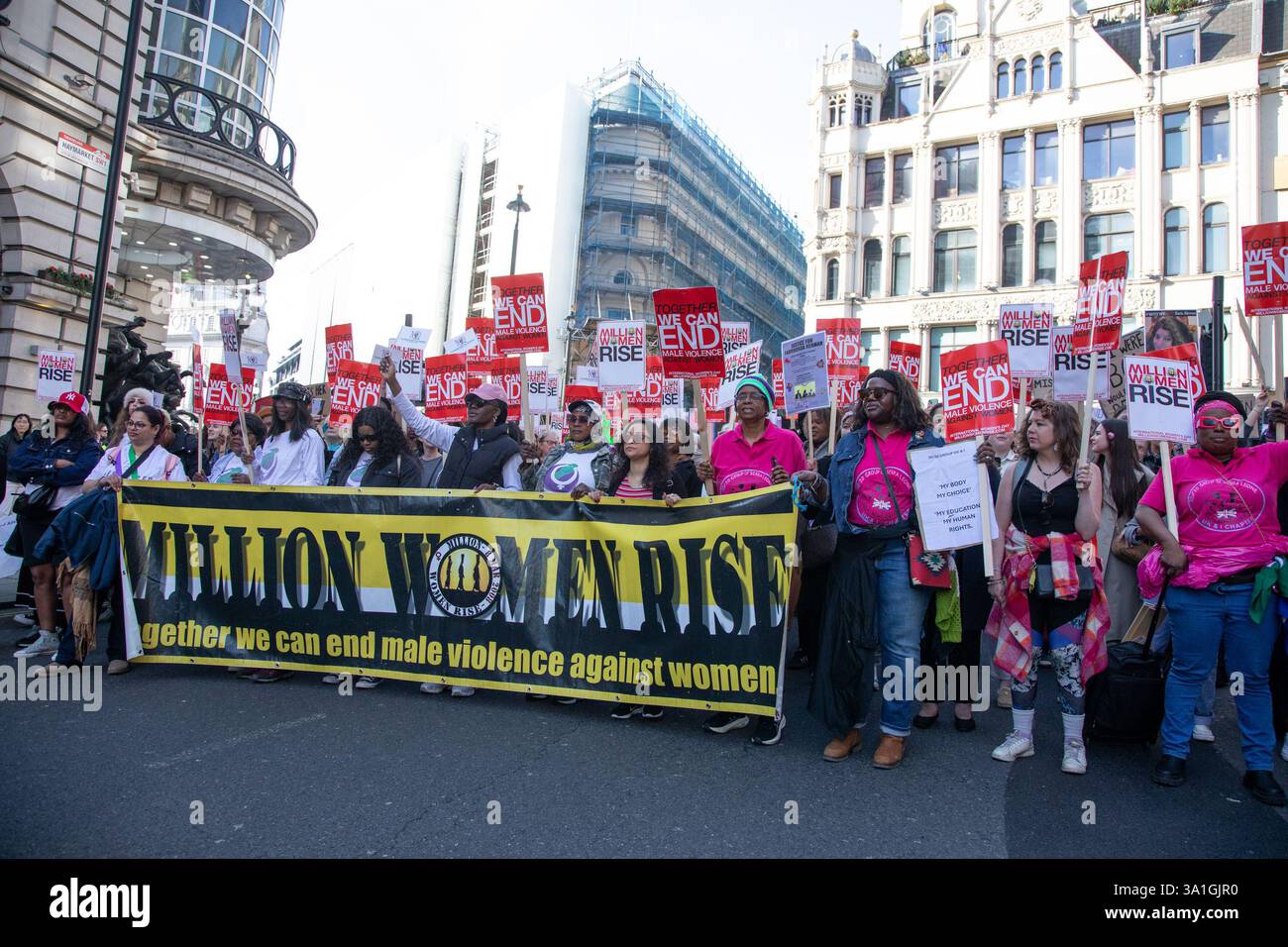 London, England, Großbritannien. März 2025. Frauen halten während des jährlich stattfindenden Million Women Rise march Schilder hoch. Million Women Rise (MWR) ist eine alljährlich in London stattfindende demonstration gegen Gewalt gegen Frauen. Kredit: Kiki Streitberger/Alamy Live News Stockfoto