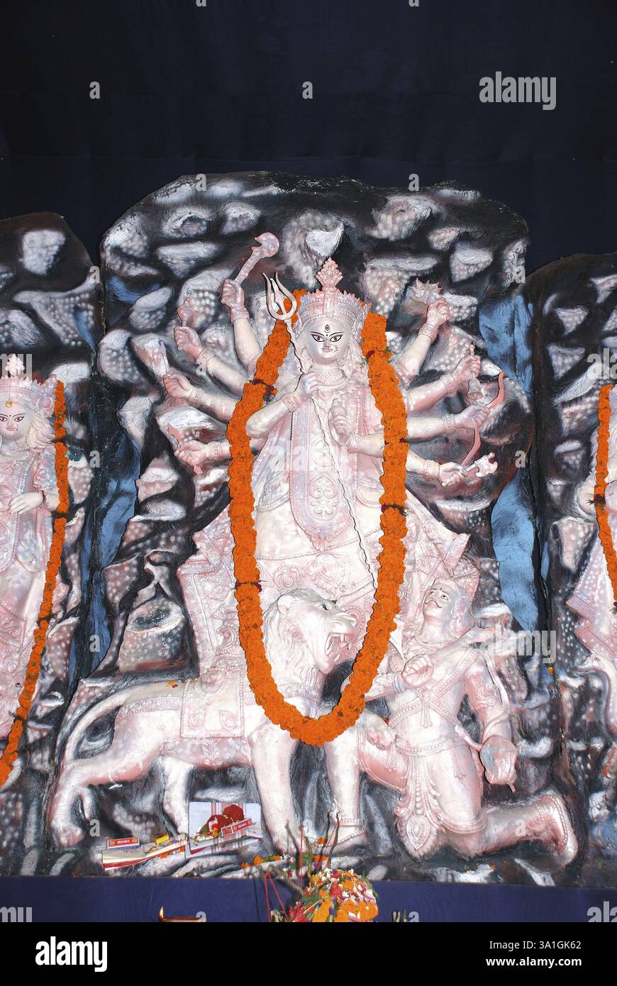 Durga Tonmodell halten Waffen töten Dämon auf Durga puja Stockfoto