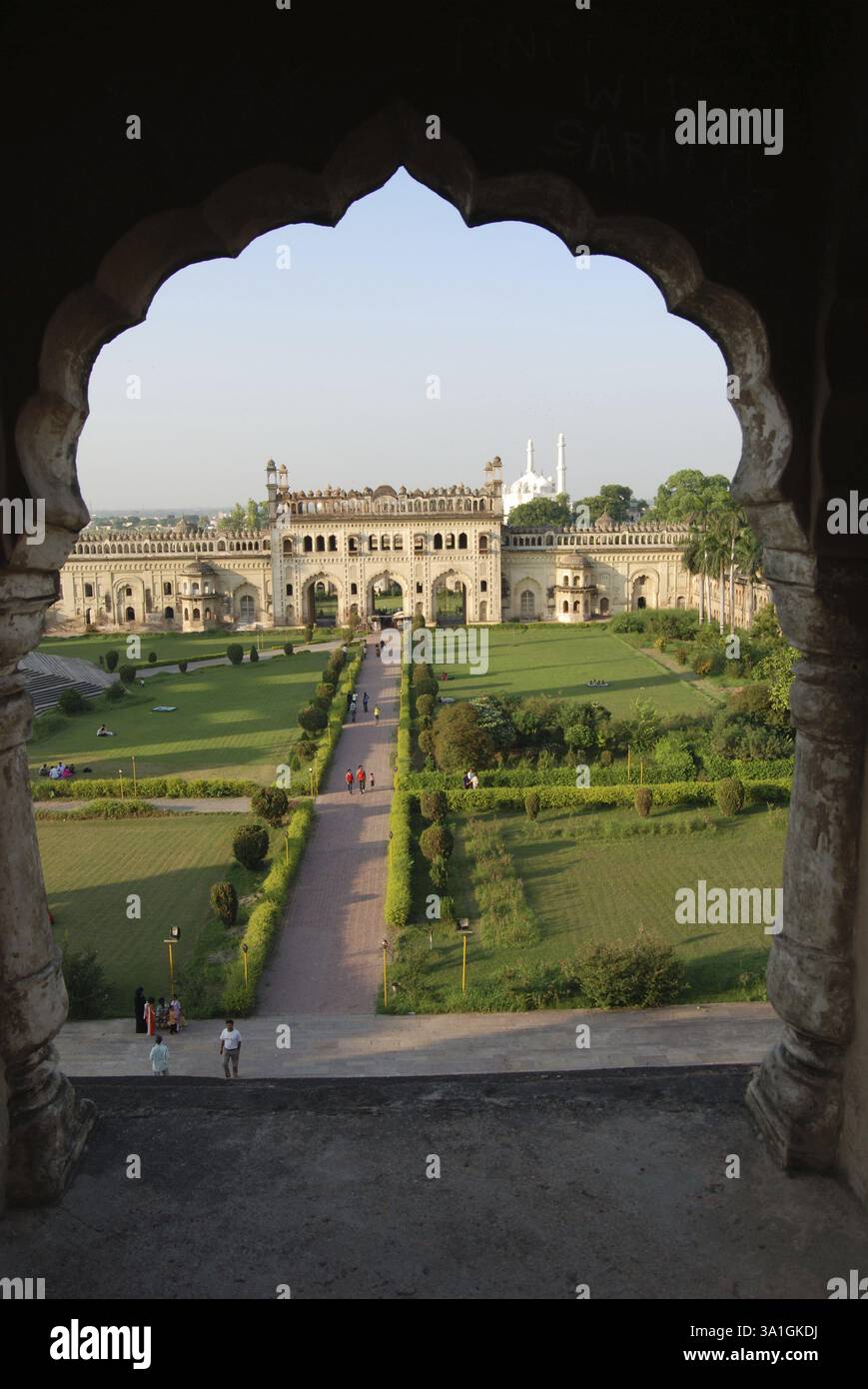 Bara Imambara durch Arch, Lucknow, Uttar Pradesh, Indien, Asien Stockfoto