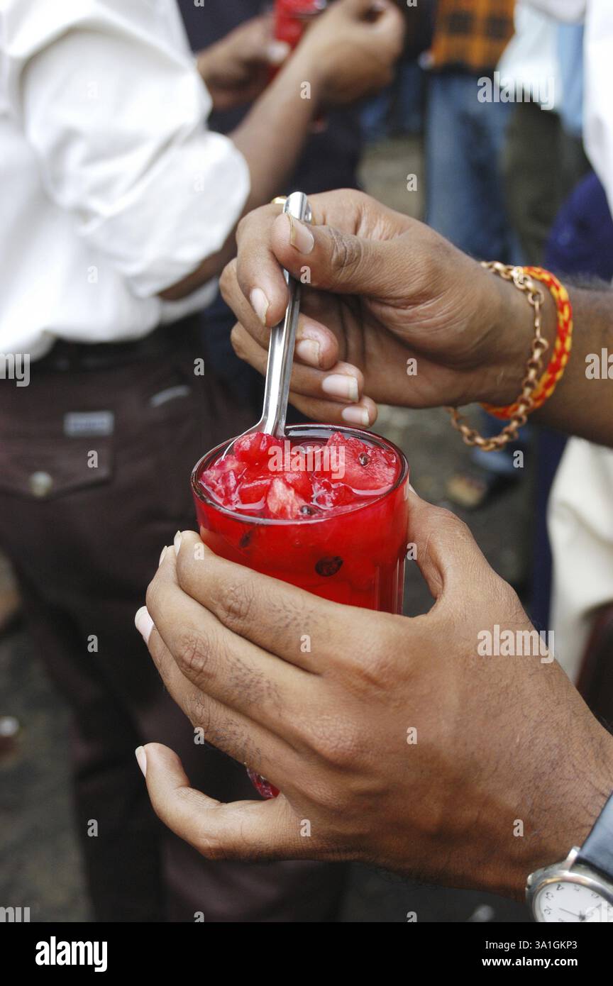 Der Kunde trinkt Wassermelonensaft, um die Sommerhitze in Bombay Mumbai, Maharashtra, Indien, Asien zu übertreffen Stockfoto