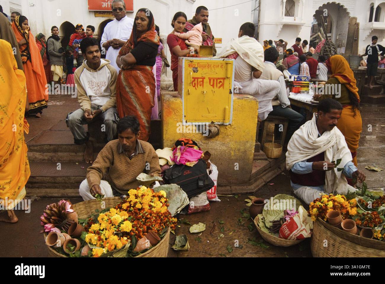 Gläubige im antiken Tempel von Baba Baidyanath sehr berühmt und zieht viele Pilger an, einer von zwölf Jyotirlingas, Deoghar, Jharkhand, Indien, Asien Stockfoto Gläubige im antiken Tempel von Baba Baidyanath sehr berühmt und zieht viele Pilger an, einer von zwölf Jyotirlingas, Deoghar, Jharkhand, Indien, Asien Stockfoto