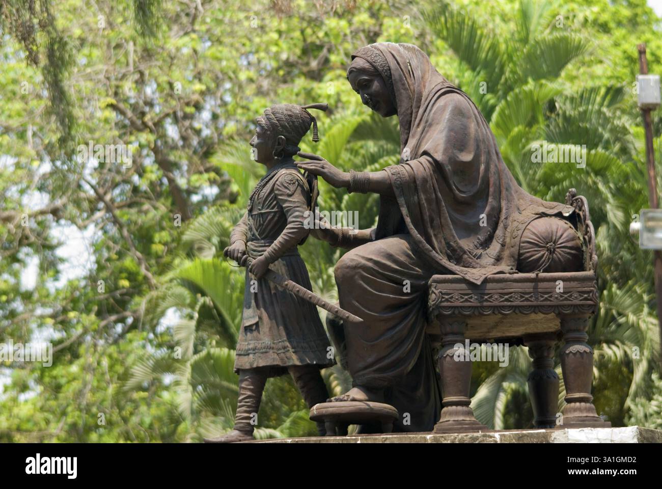 Bronzestatue des jungen Shivaji und seiner Mutter Jijamata im Jijamata-Garten, Bombay, jetzt Mumbai, Maharashtra, Indien, Asien Stockfoto