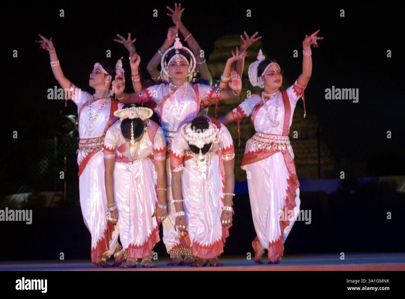 Odissi-Tänzerinnen geben sich in einem Ballett aus, das jährlich in Konarak, Orissa, Indien (MR#400) aufgeführt wird Stockfoto
