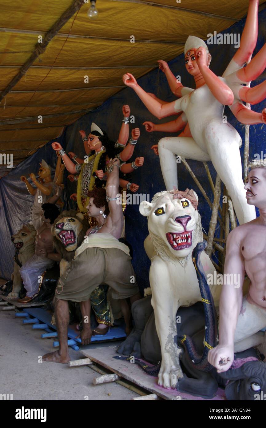 Unvollständige Sinha Vahini Löwenreitgöttin Durga Kali Killing Dämon Skulptur aus Ton für Durga Pooja Celebration, Rajkot, Gujarat, Indien, Asien Stockfoto