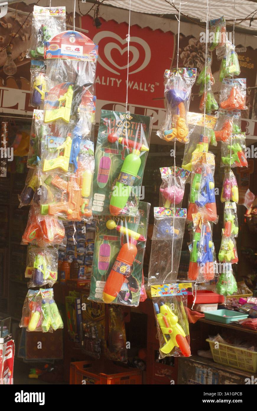 Moderne Druckpistole, Pichkari hängen vor dem Geschäft zum Verkauf, Rangapanchami Festival, Borivali, Bombay jetzt Mumbai, Maharashtra, Indien, Asien Stockfoto