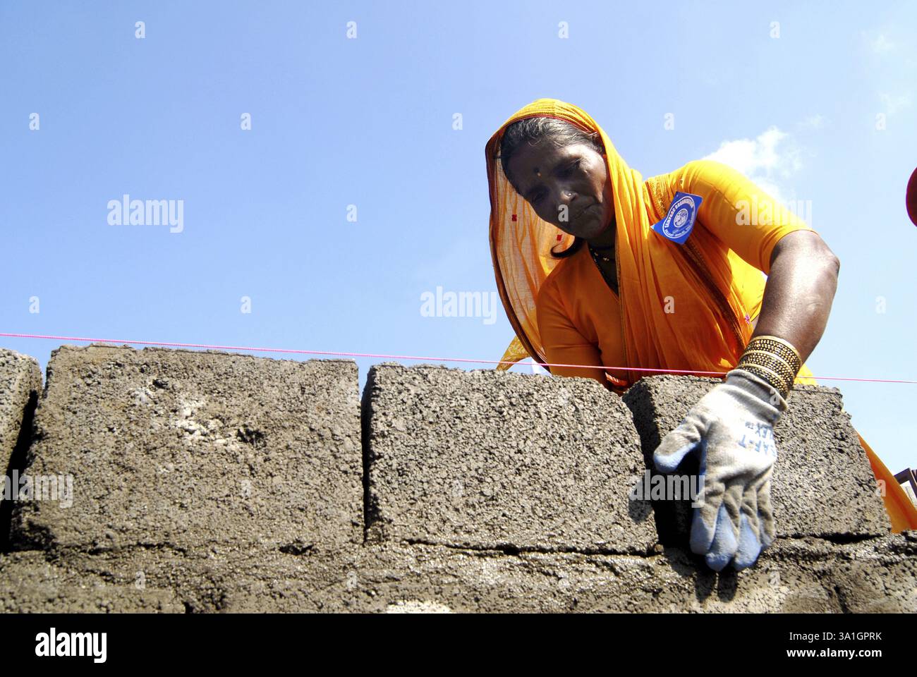 Freiwillige bauen Häuser beim 23. Jimmy Carter Work Project in Patan Village in der Nähe von Lonavala, Maharashtra, Indien, Asien Stockfoto