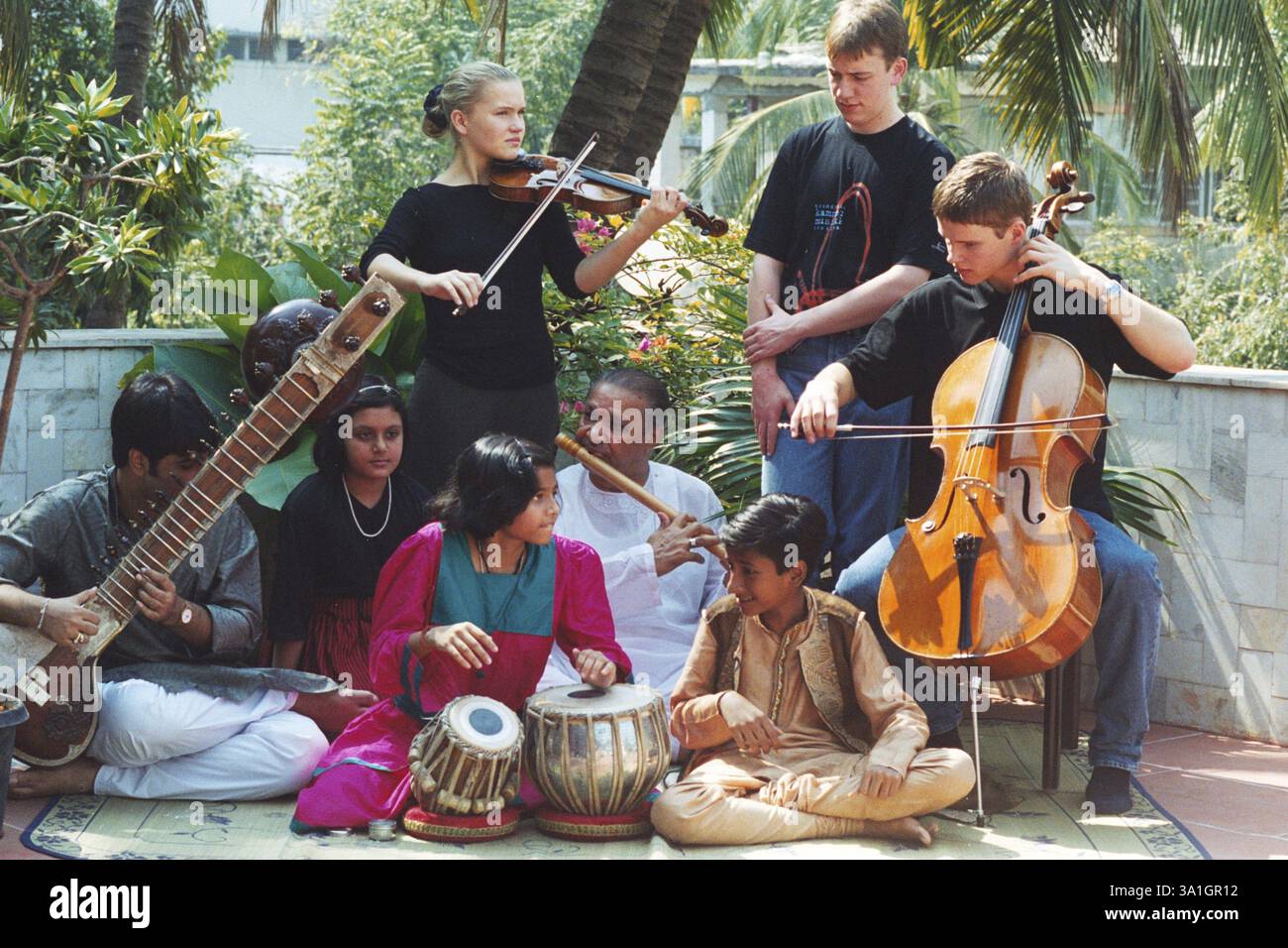 Kinder spielen Musikinstrumente mit indischem Meister der klassischen Musik Hariprasad Chaurasia NO MR Stockfoto