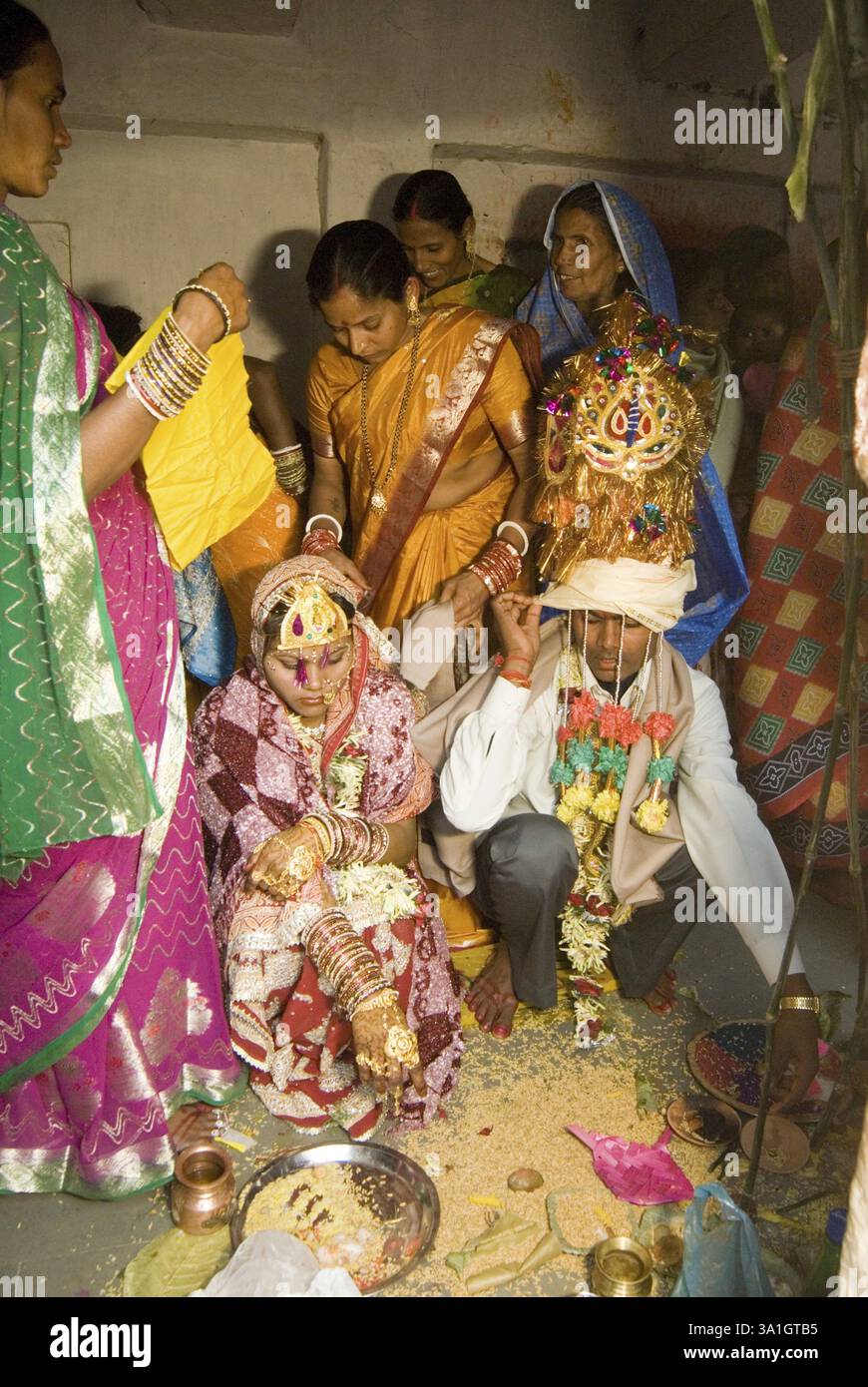 Verheiratetes Paar im alten Tempel von Baba Baidyanath sehr berühmt und lockt viele Pilger an, einer der zwölf Jyotirlingas Deoghar, Jharkhand, Indien, Stockfoto Verheiratetes Paar im alten Tempel von Baba Baidyanath sehr berühmt und lockt viele Pilger an, einer der zwölf Jyotirlingas Deoghar, Jharkhand, Indien, Stockfoto