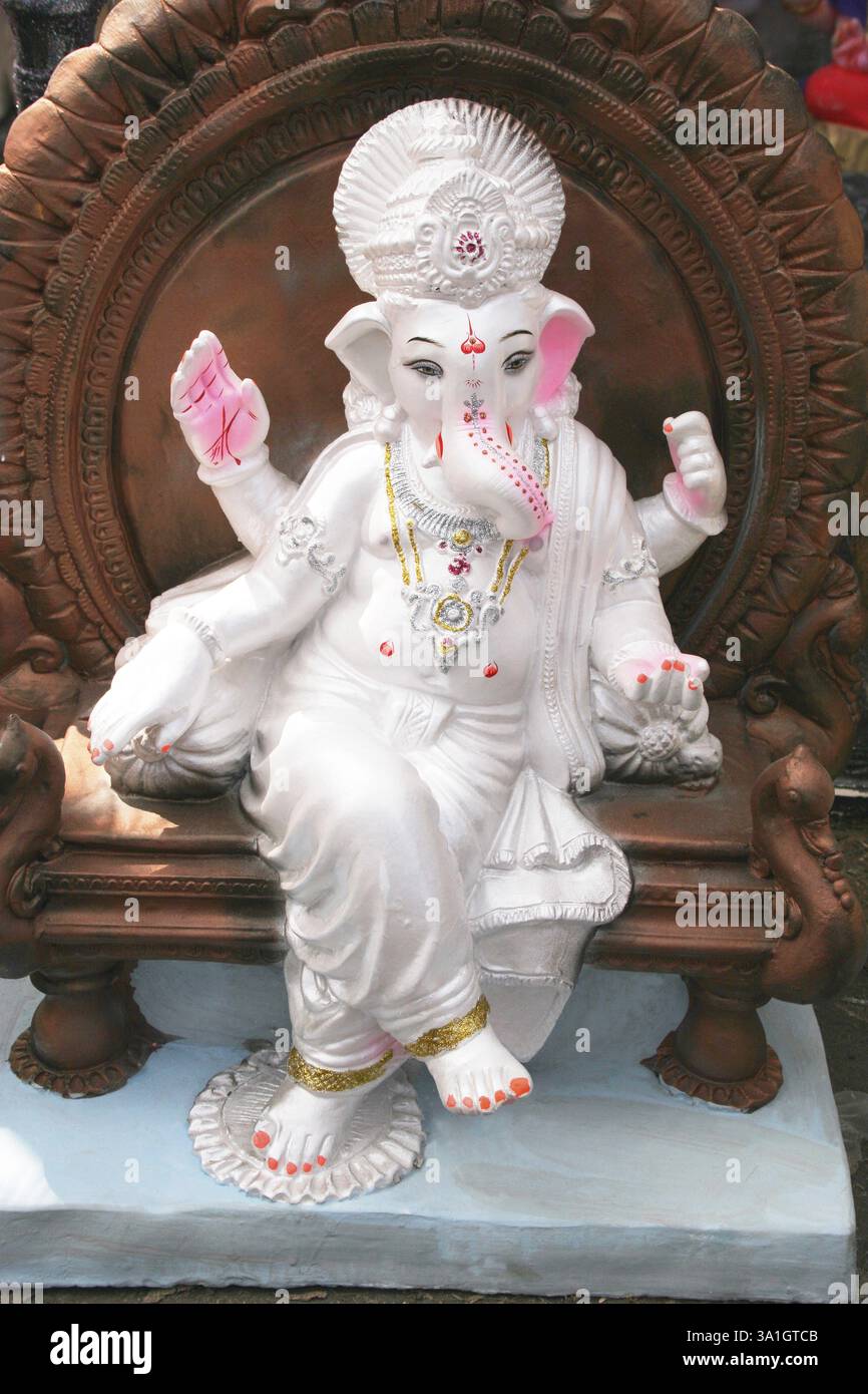Ein weißes, glänzendes Idol von Lord Ganesh, dem Gott mit dem Elefanten, Pune, Maharashtra, Indien, Asien Stockfoto