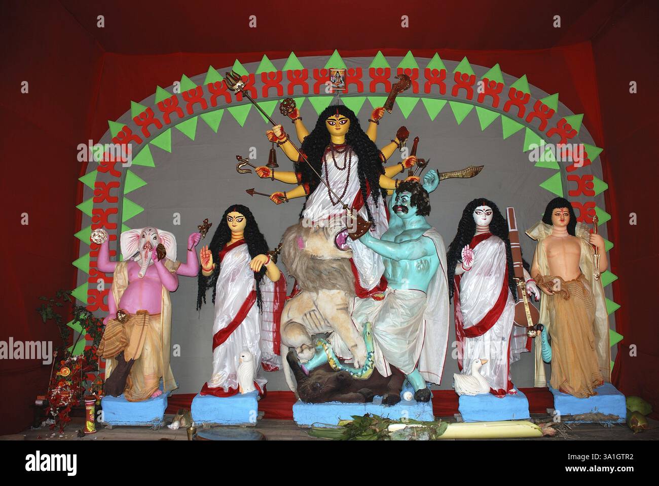 Durga Tonmodell töten Dämon Mahishasura mit Statuen von Ganesha und Lakshmi Saraswati Kartikeya auf Durga puja Stockfoto