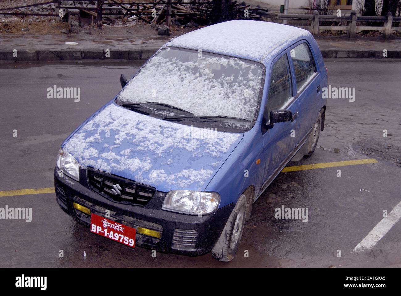 Schneefall über geparkten Auto auf Straße in der Hauptstadt Thimpu Royal Govt von Bhutan Stockfoto