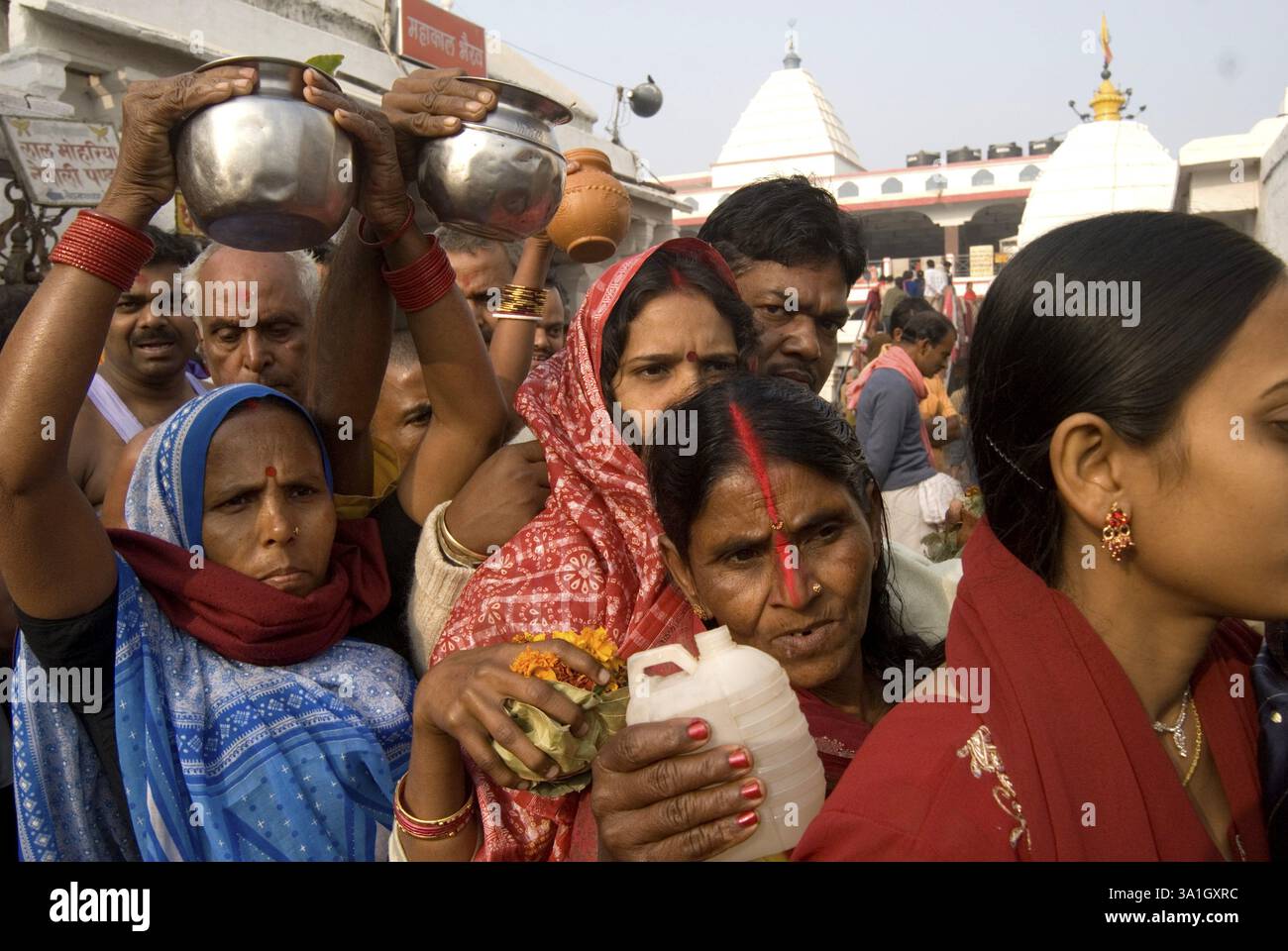 Gläubige im antiken Tempel von Baba Baidyanath sind sehr berühmt und ziehen viele Pilger an, einer der zwölf Jyotirlingas Deoghar, Jharkhand, Indien, Asien Stockfoto Gläubige im antiken Tempel von Baba Baidyanath sind sehr berühmt und ziehen viele Pilger an, einer der zwölf Jyotirlingas Deoghar, Jharkhand, Indien, Asien Stockfoto