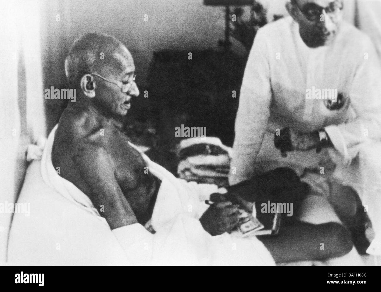 Mahatma Gandhi und Pyarelal Nayar, 1945, Kopie, Indien NEIN MR Stockfoto