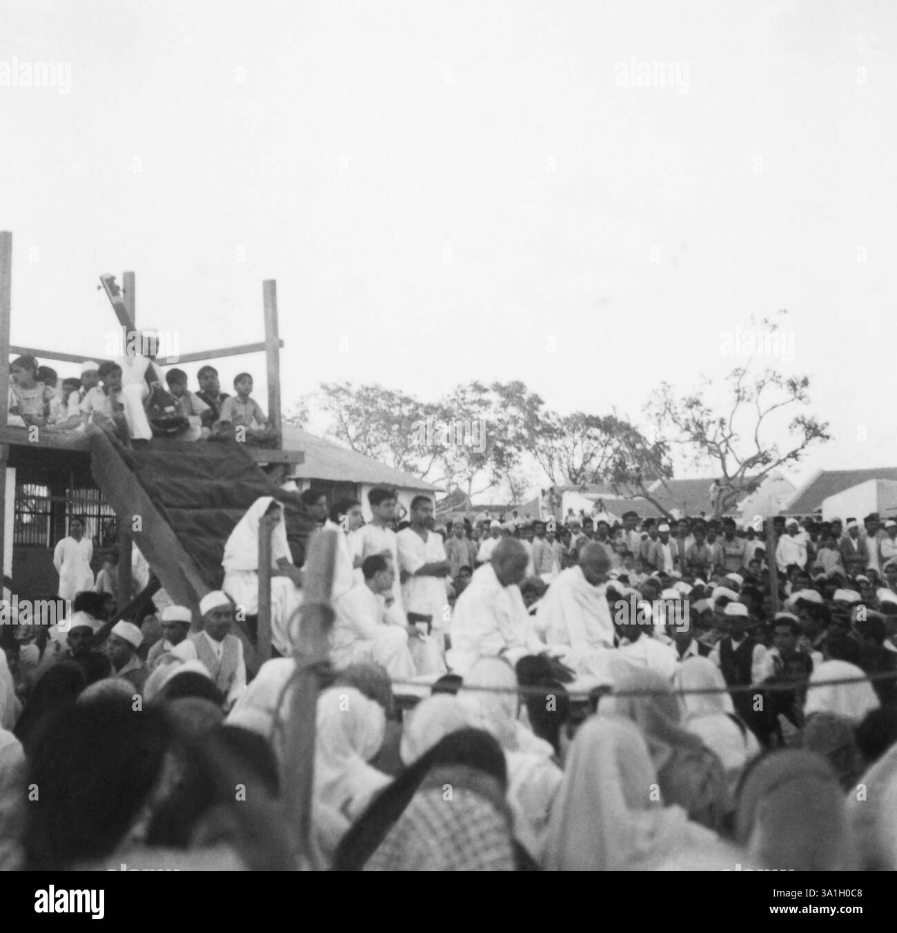 Mahatma Gandhi und Sardar Vallabhbhai Patel bei einem Gebetstreffen während Mahatma Gandhis Fastens in Rashtriyashala Ashram, Rajkot, März 1939, Indien KEIN MR Stockfoto