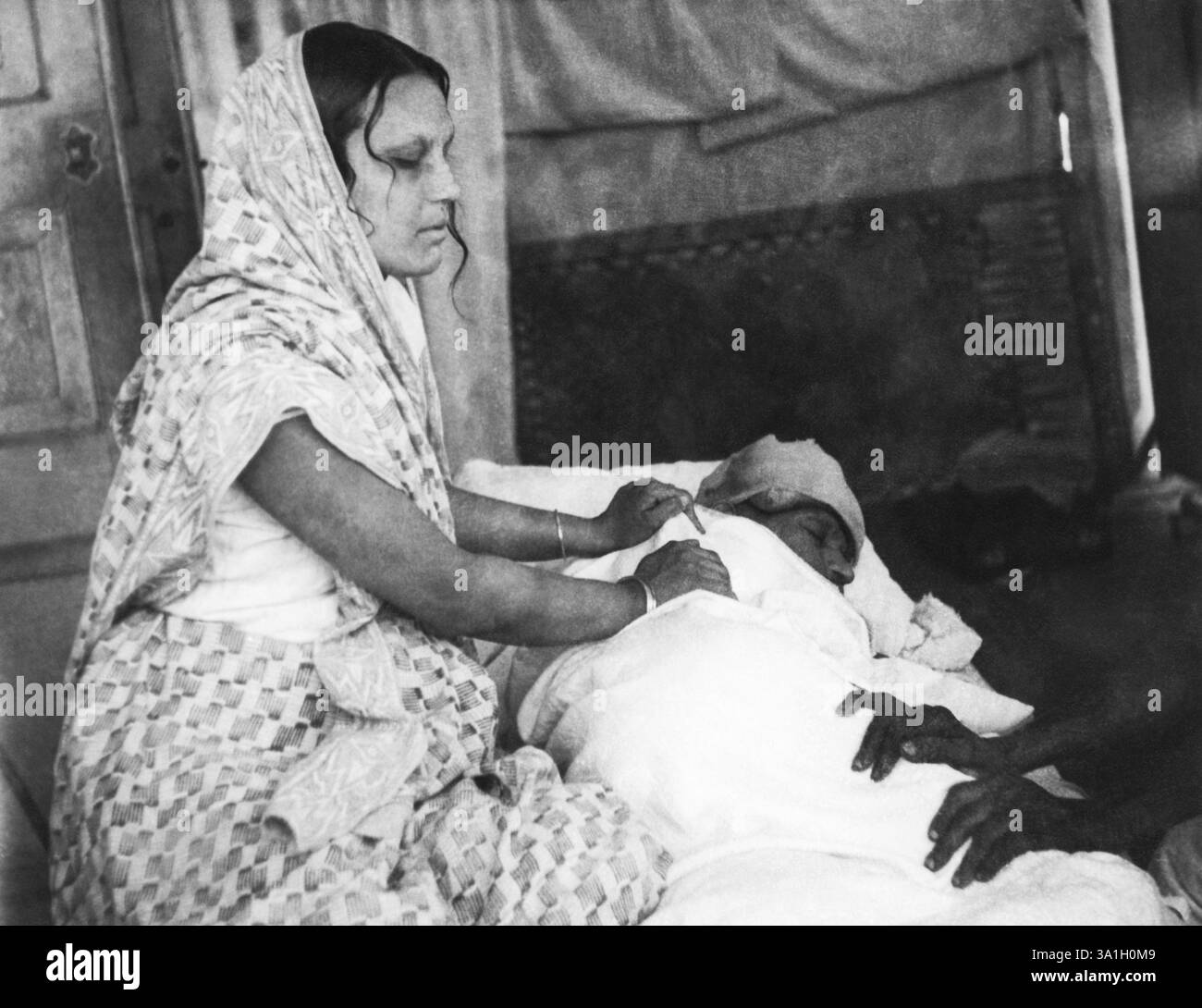 Mahatma Gandhi wird von SMT massiert. Vijayalaxmi während seines Fastens in Rashtriyashala Ashram, Rajkot, März, Indien KEIN MR Stockfoto