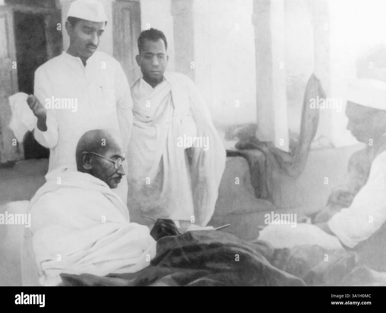 Mahatma Gandhi saß vor dem Hauptgebäude in Rashtriyashala Ashram, Rajkot, während seines Fastens, 1939, Purushottam Gandhi, Brijkrishna Chandiwa Stockfoto