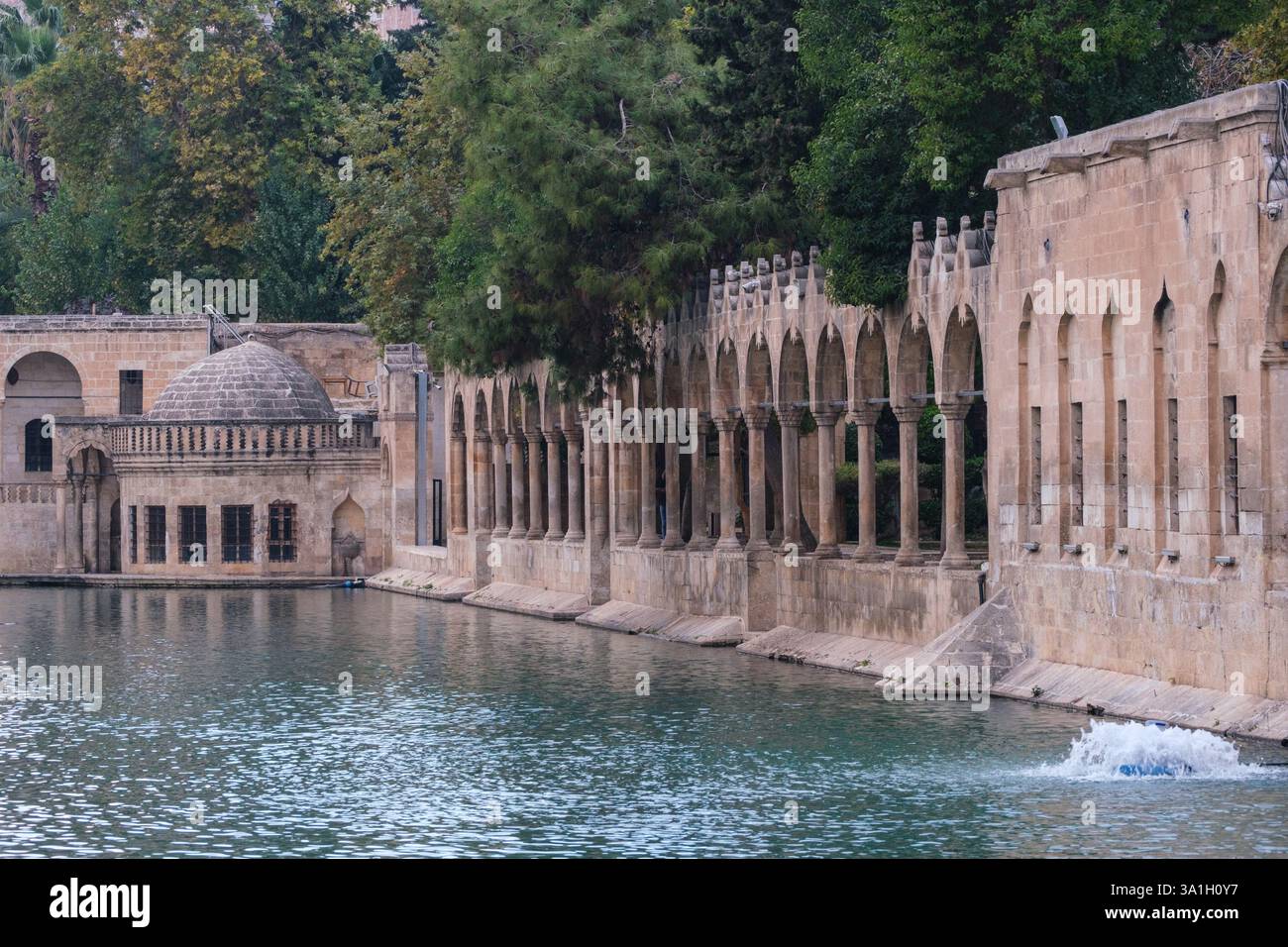 Sanliurfa, Türkei, Turkiye. Osmanische Moschee am heiligen Fischteich, 15. Jahrhundert. Stockfoto