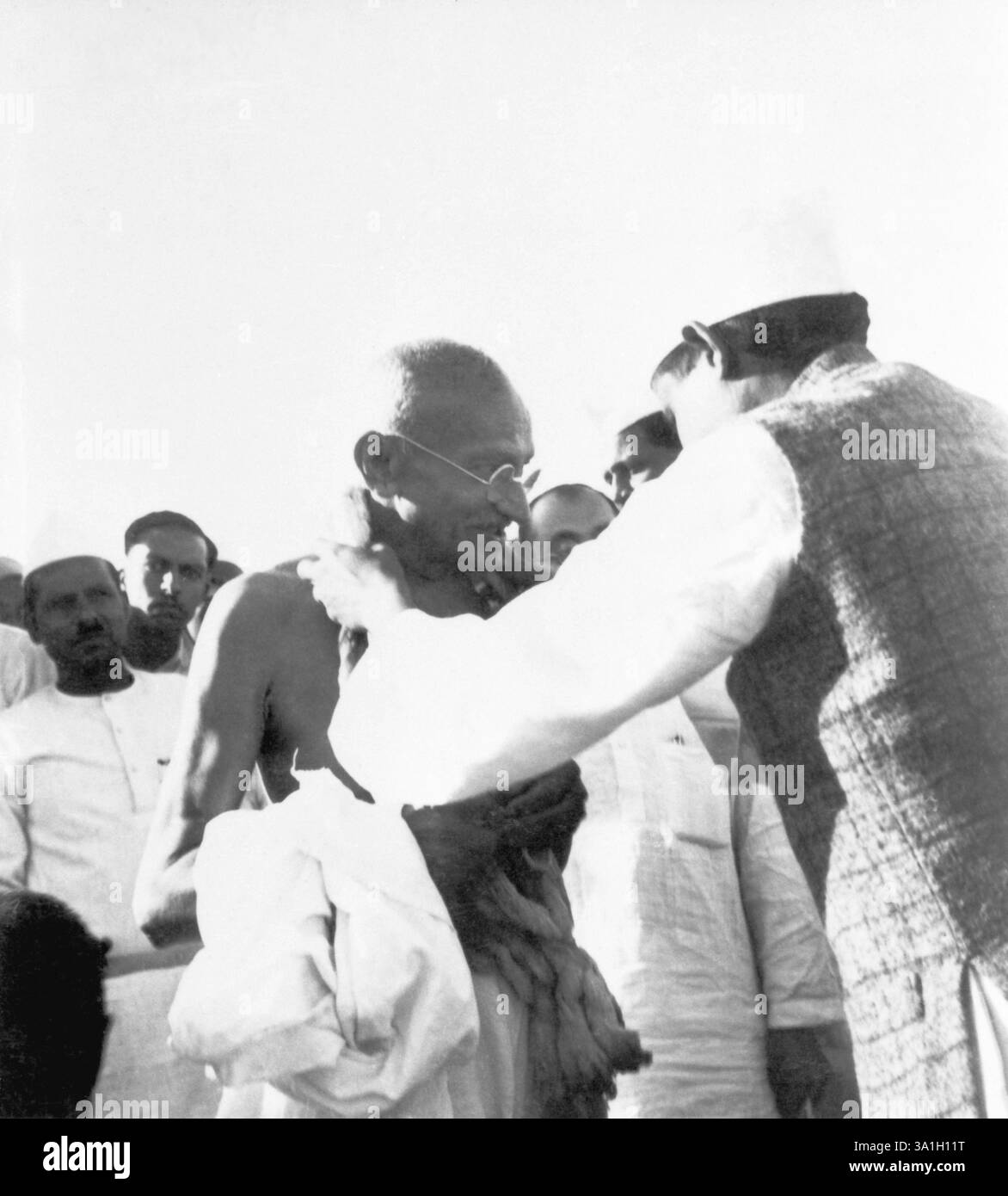 Mahatma Gandhi wurde von jemandem mit einer Khadi mala (Baumwollgirlande) im Sevagram Ashram begrüßt, ca. 1942 NEIN MR Stockfoto