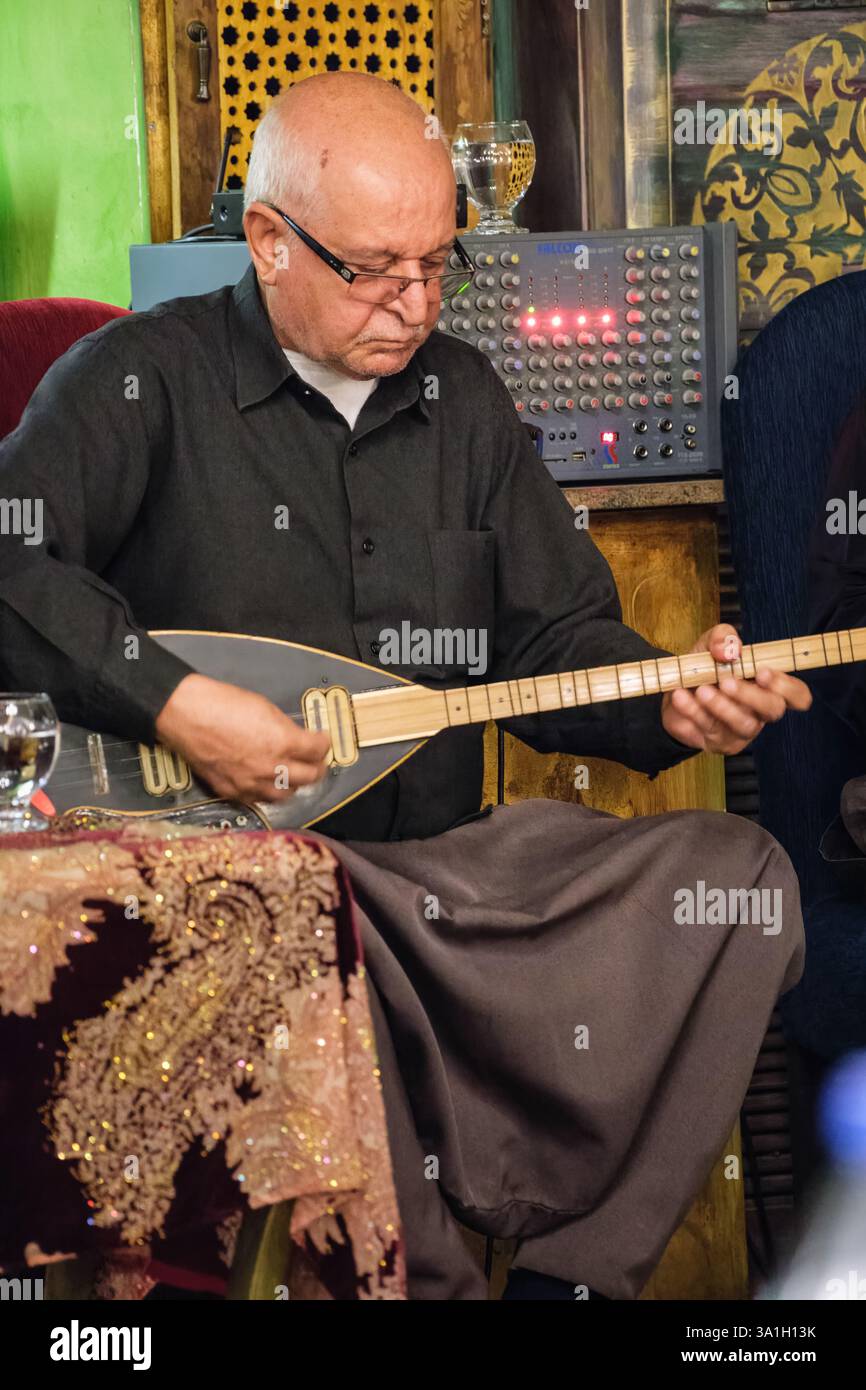 Sanliurfa, Türkei, Turkiye. Türkischer Musiker spielt einen Baglama. Stockfoto