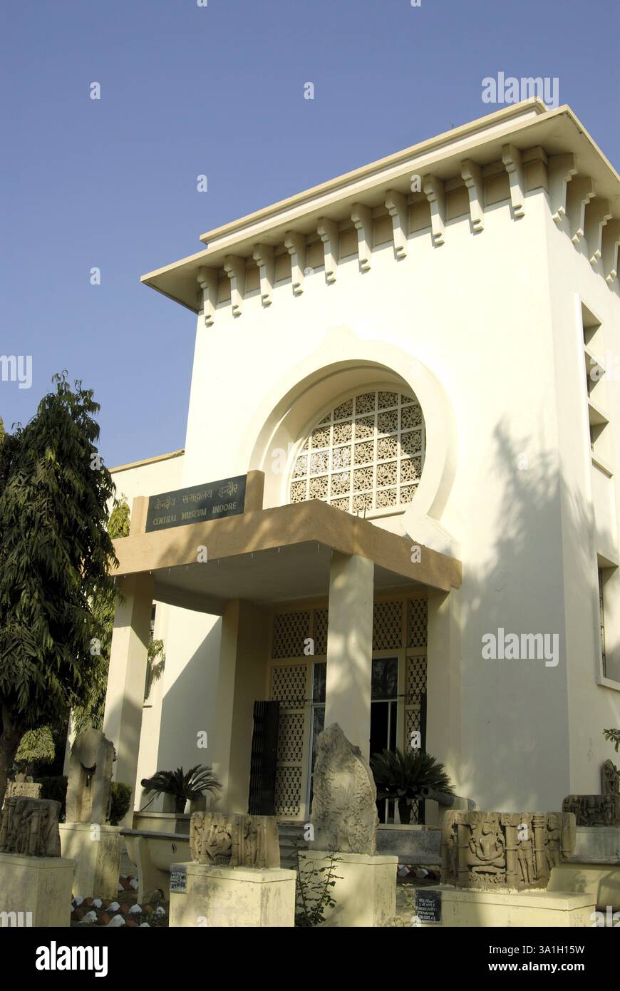 Das Museum beherbergt die feinste Sammlung von parmarskulpturen aus Hinglajgarh und Münzen Arme und Amours in Indore, Madhya Pradesh, Indien, Asien Stockfoto