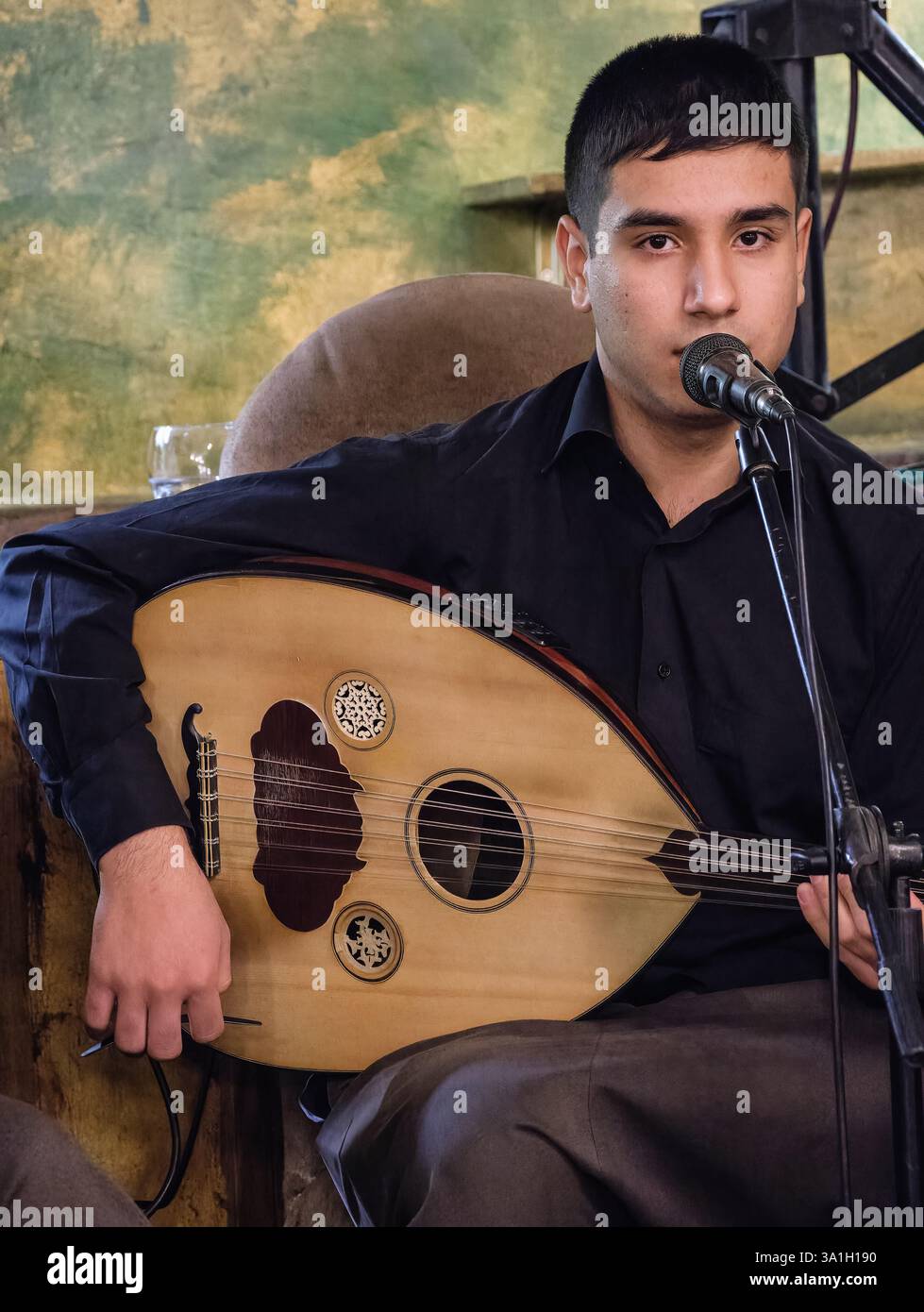Sanliurfa, Türkei, Turkiye. Junger türkischer Musiker, der die Oud spielt. Stockfoto