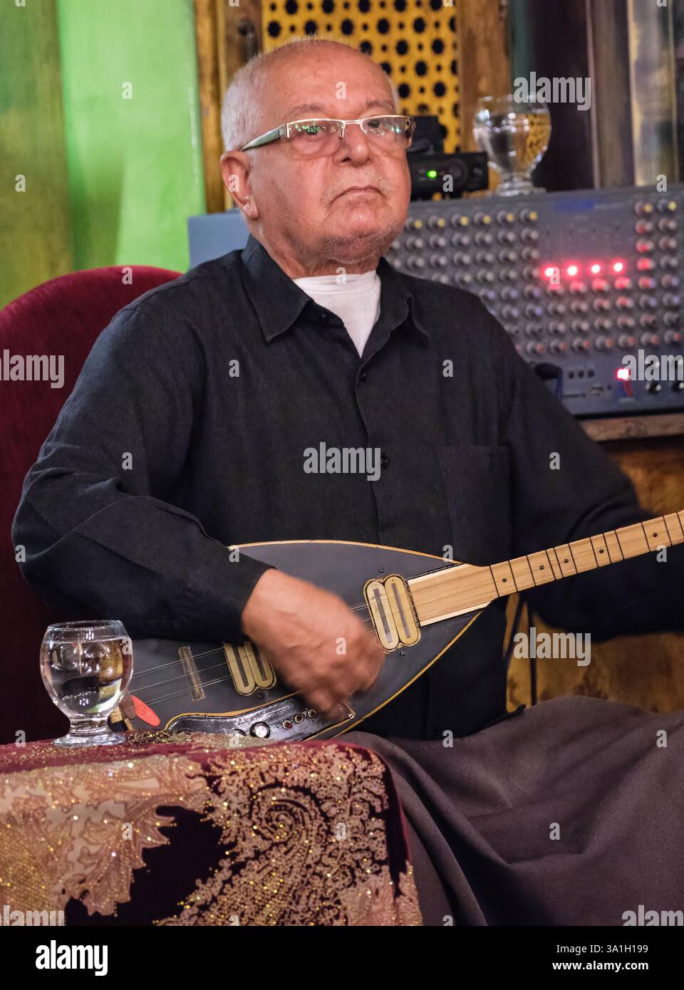 Sanliurfa, Türkei, Turkiye. Türkischer Musiker spielt einen Baglama. Stockfoto