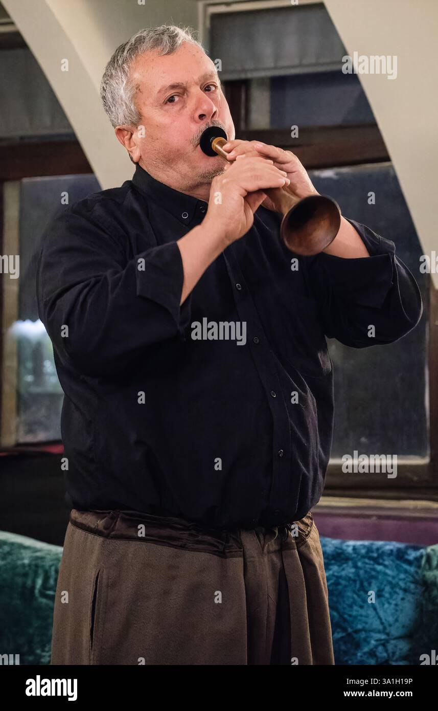 Sanliurfa, Türkei, Turkiye. Ein türkischer Musiker spielt die Zurna, eine türkische Flöte. Stockfoto