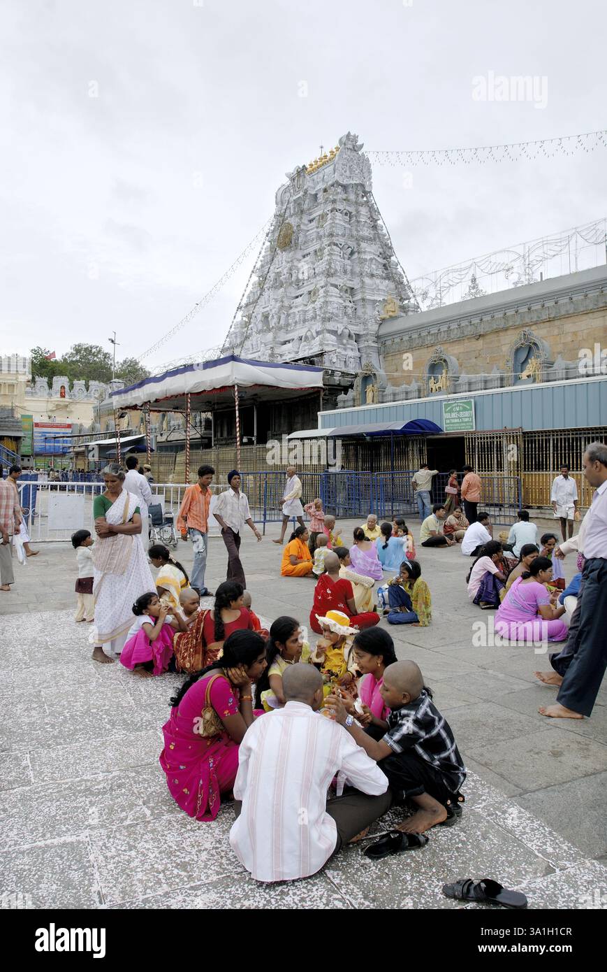 Der Tempel von Lord Venkateshvara auf Tirumala ist der reichste Tempel der Welt, Andhra Pradesh, Indien, Asien Stockfoto